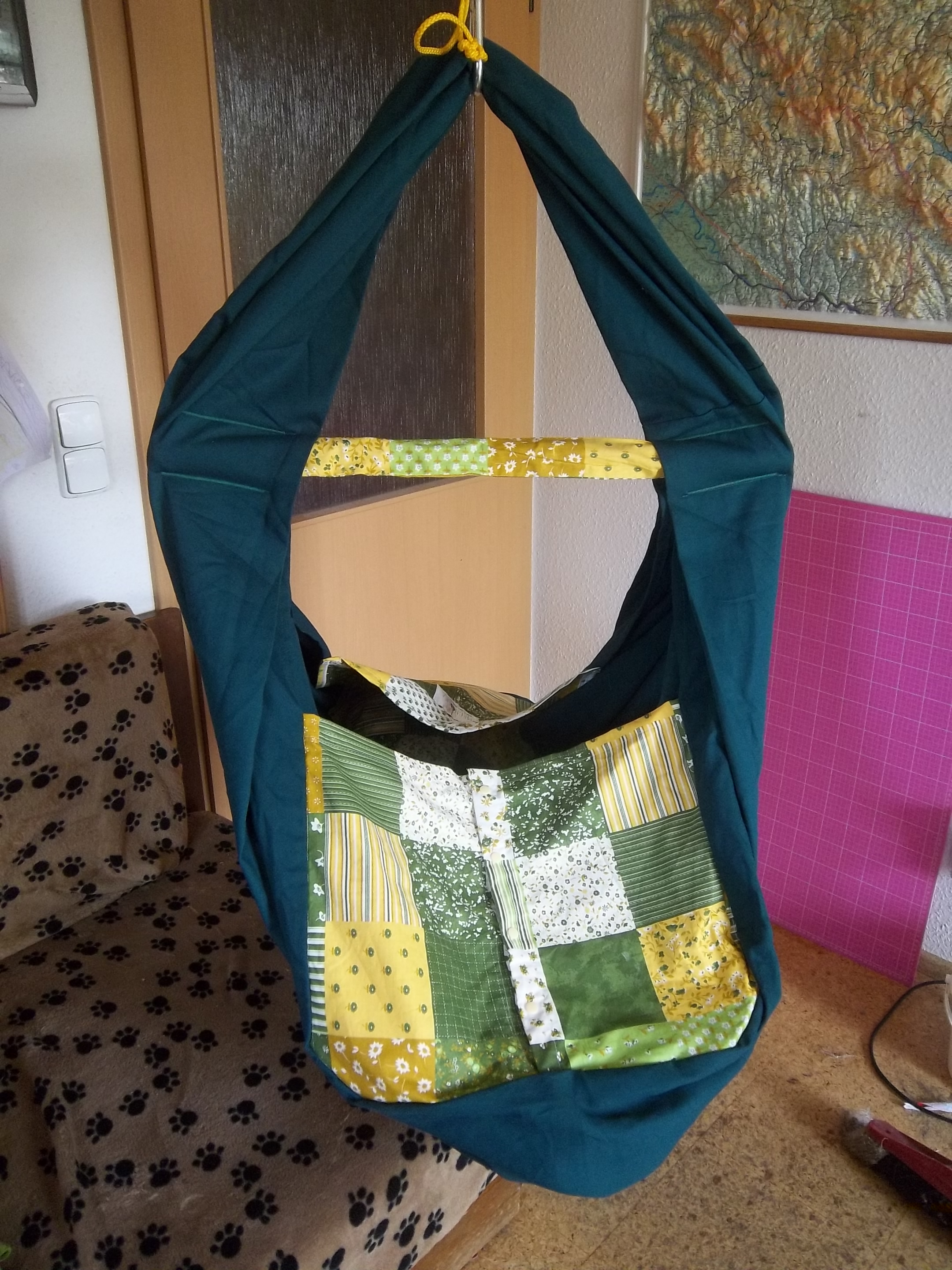 Hačka Tiki-Mechulka pro batolata - uzavíratelná; "patchwork" modrý