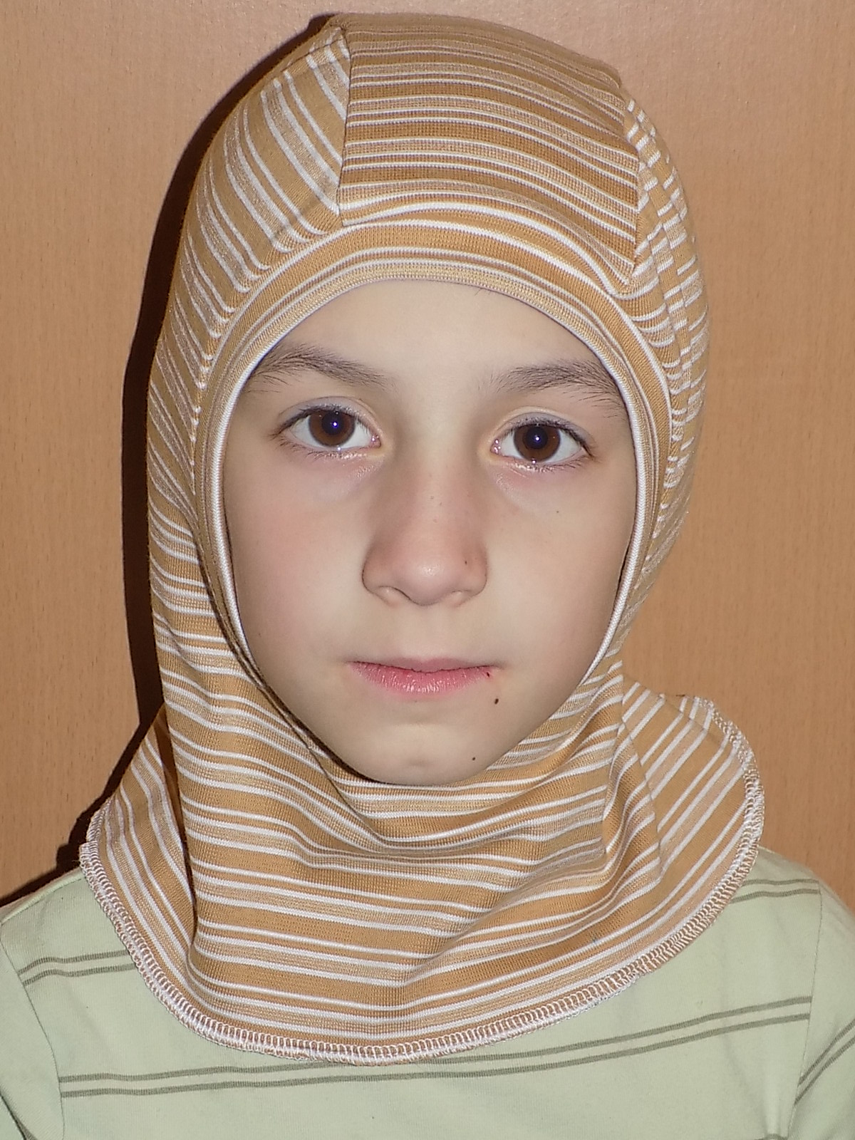 Bavlněná kuklička - béžovo-bílý pruh 6-10 let