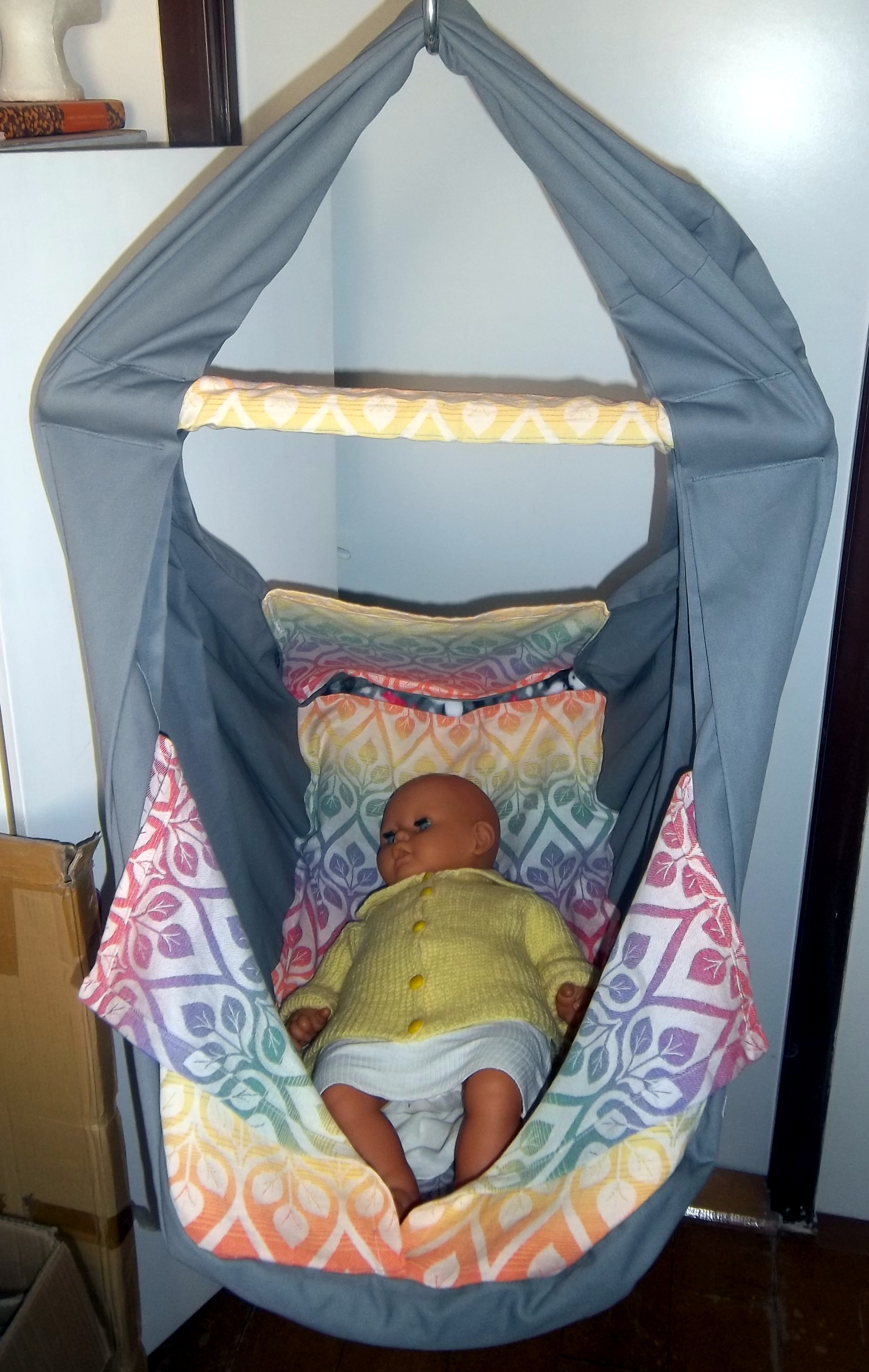 Hačka Tiki-Mechulka pro batolata - uzavíratelná; šedá + šátek