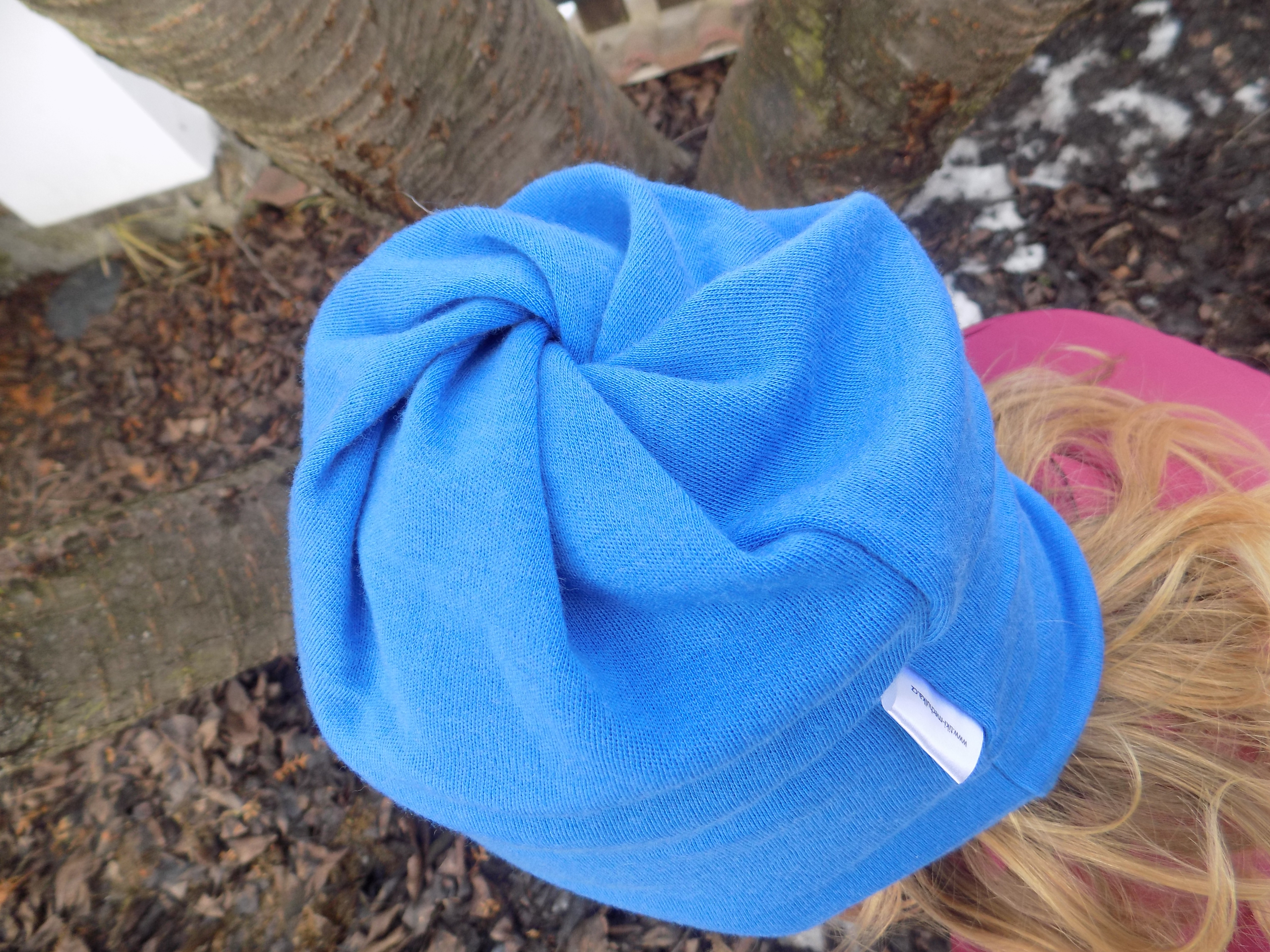 Merino oboustranná čepice s dírou na culík -tm. modrá