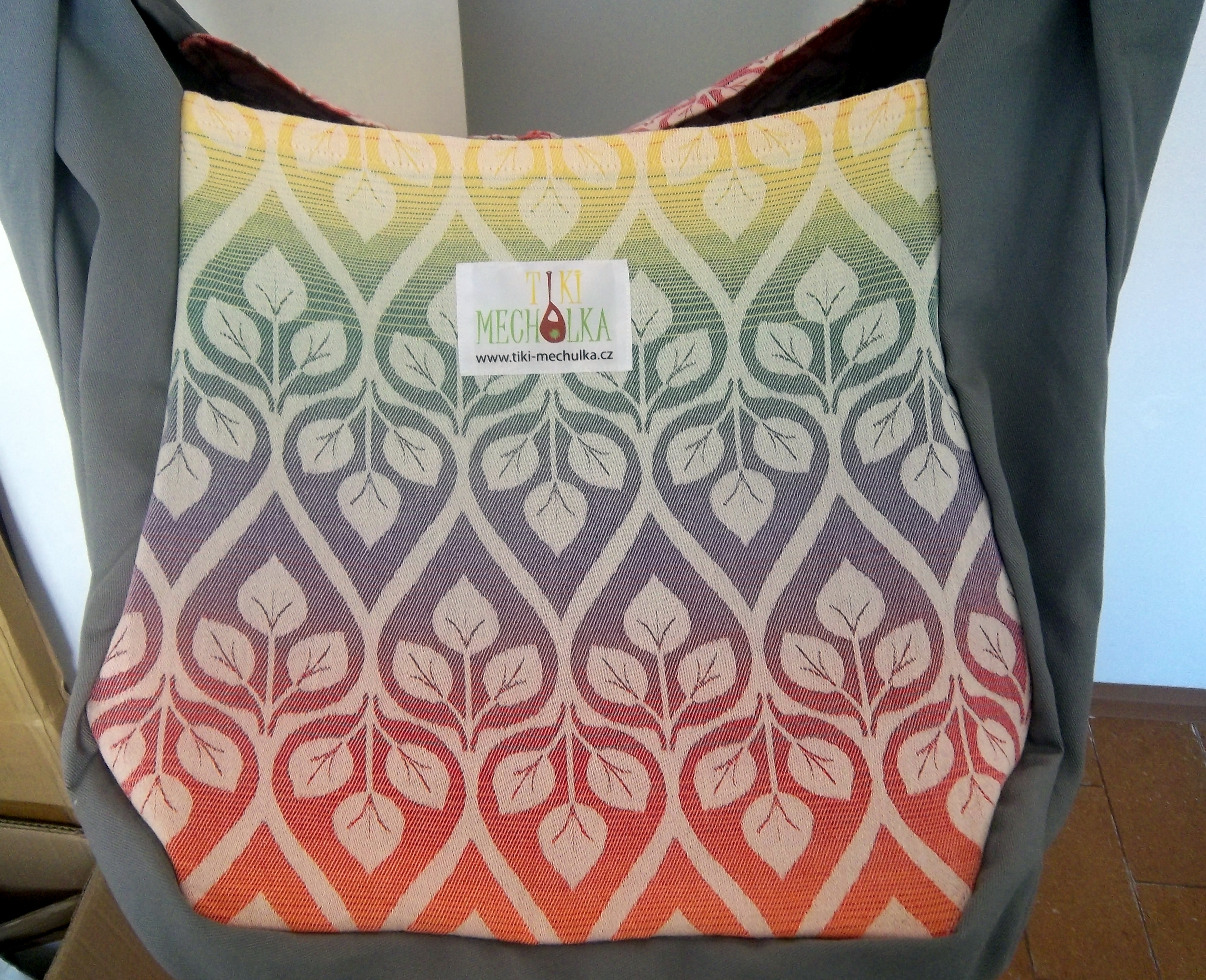 Hačka Tiki-Mechulka pro batolata - do 25 kg, uzavíratelná, se šátkovinou na chlopních, NA PŘÁNÍ