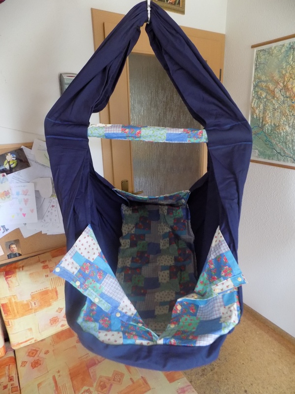 Hačka Tiki-Mechulka pro batolata - uzavíratelná; "patchwork" modrý