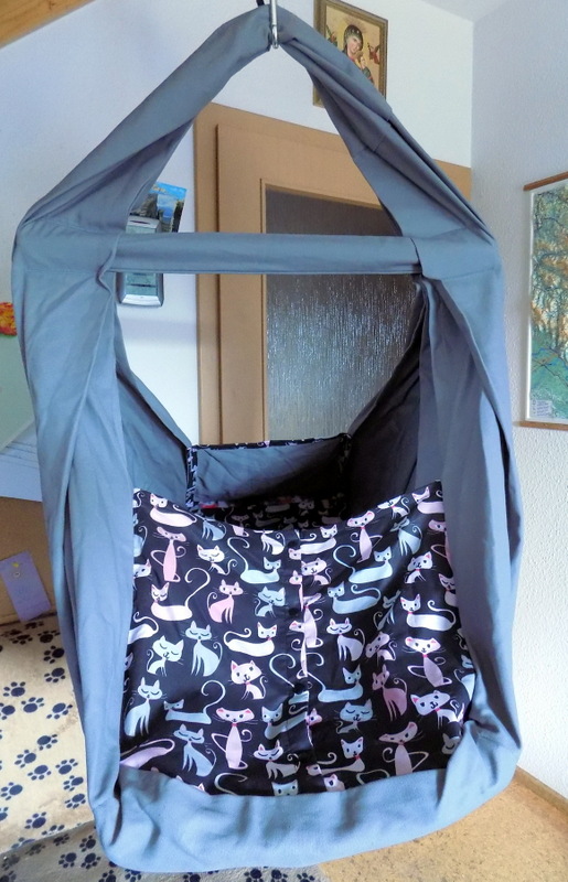 Hačka Tiki-Mechulka pro batolata - uzavíratelná; šedá + kočky černé