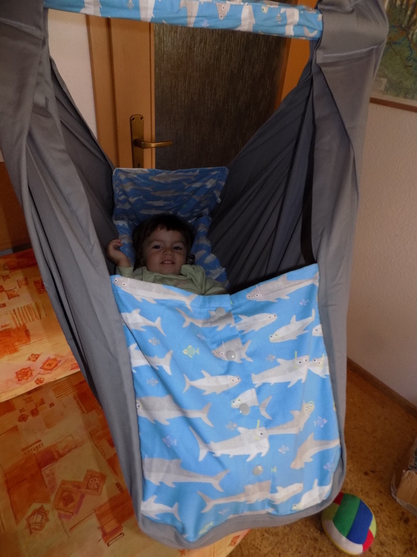 Hačka Tiki-Mechulka pro batolata - uzavíratelná; šedá + žraloci