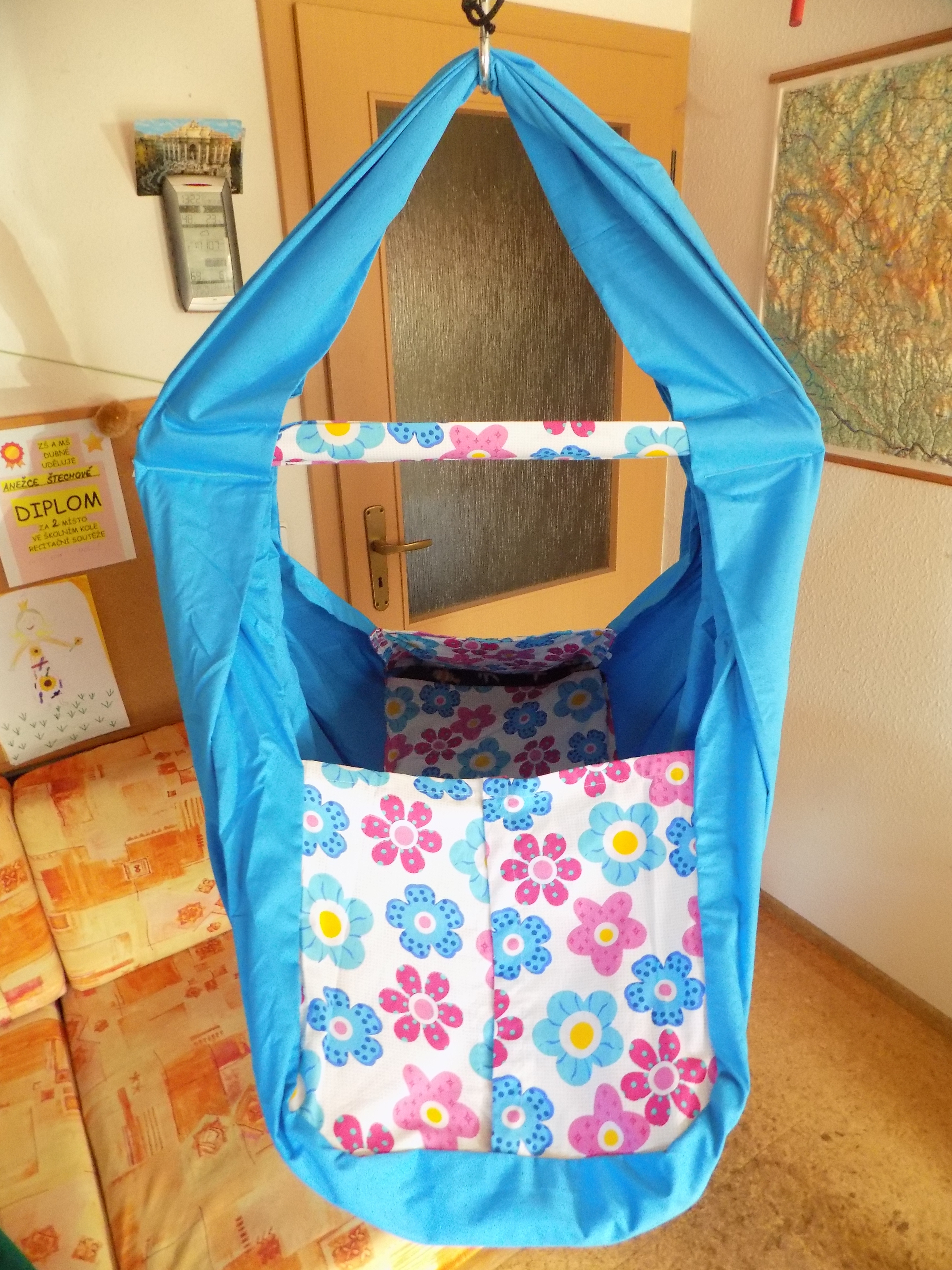 Hačka Tiki-Mechulka pro batolata - uzavíratelná; modrotyrkys + kytky