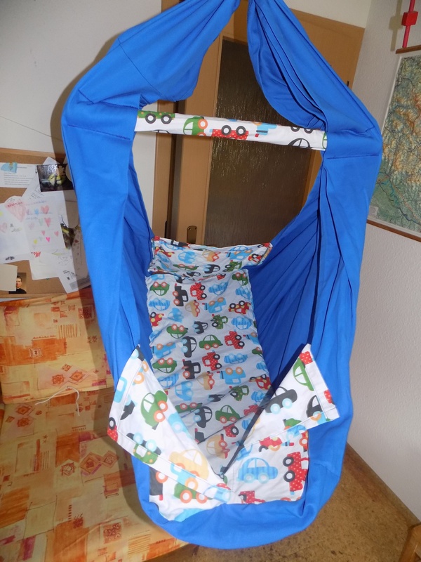 Hačka Tiki-Mechulka pro batolata - uzavíratelná; modrá s auty