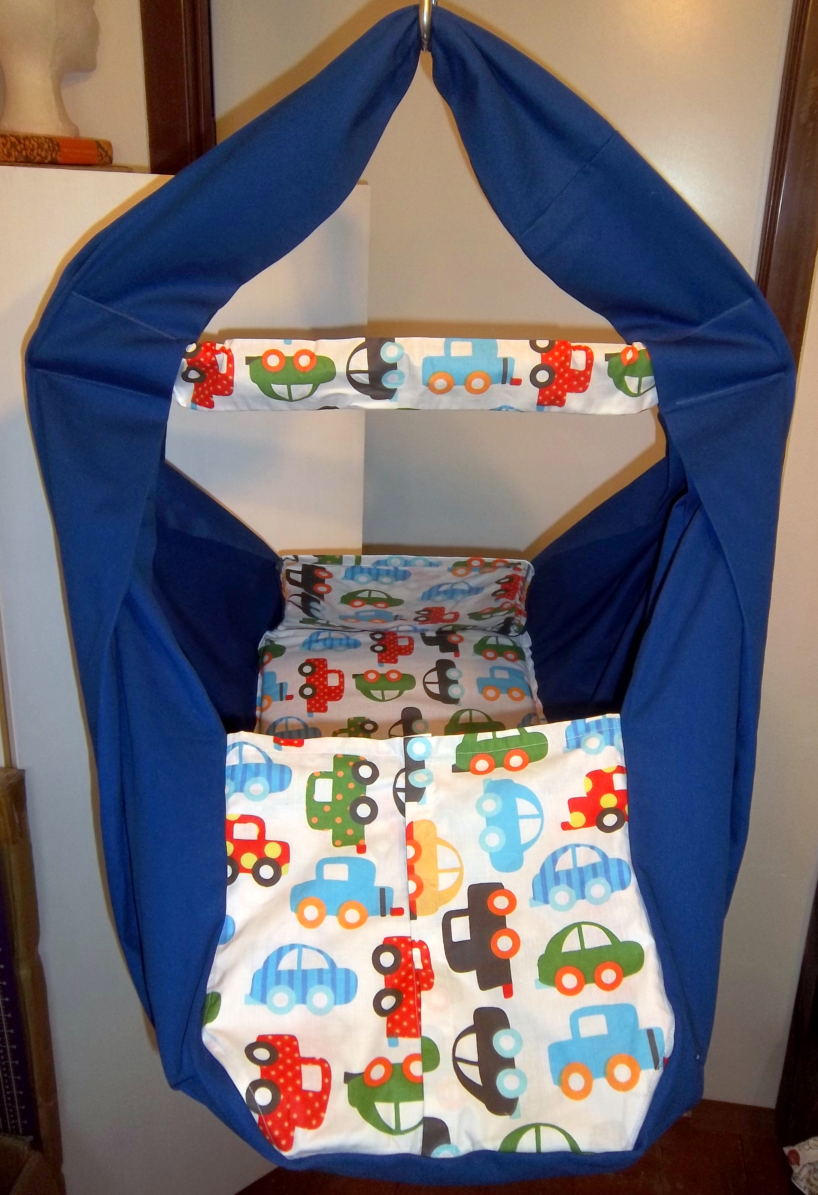 Hačka Tiki-Mechulka (miminko)  - uzavíratelná; modrá + auta