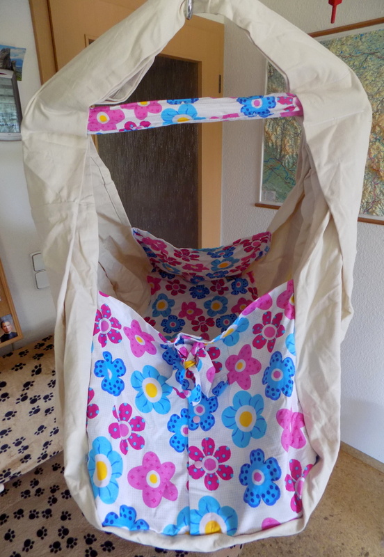 Hačka Tiki-Mechulka (miminko)  - uzavíratelná; režná + modré kytky