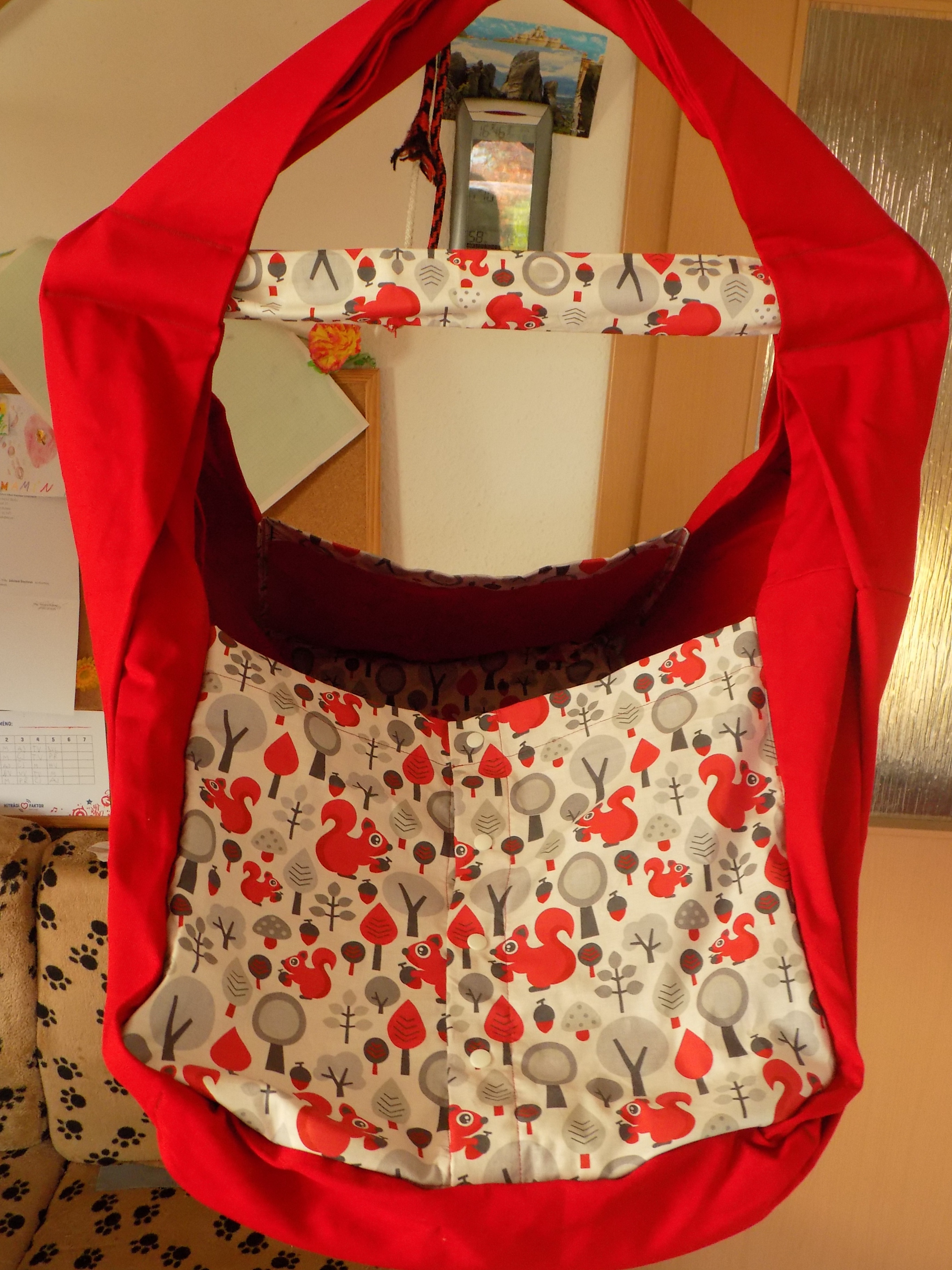 Hačka Tiki-Mechulka (miminko)  - uzavíratelná;červená + veverky