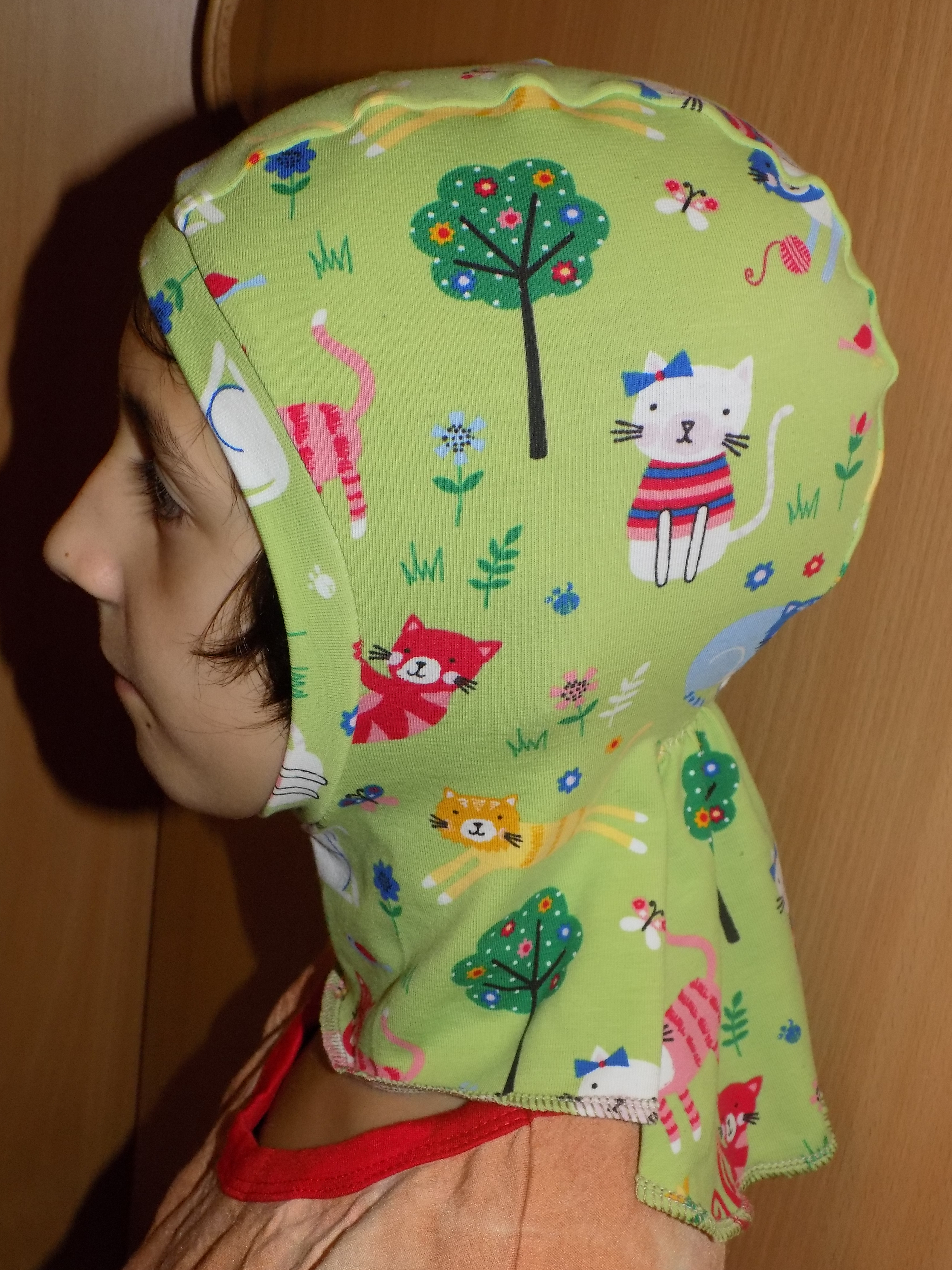 Merino kuklička dvouvrstvá - kočky na zelené, 3-6 let