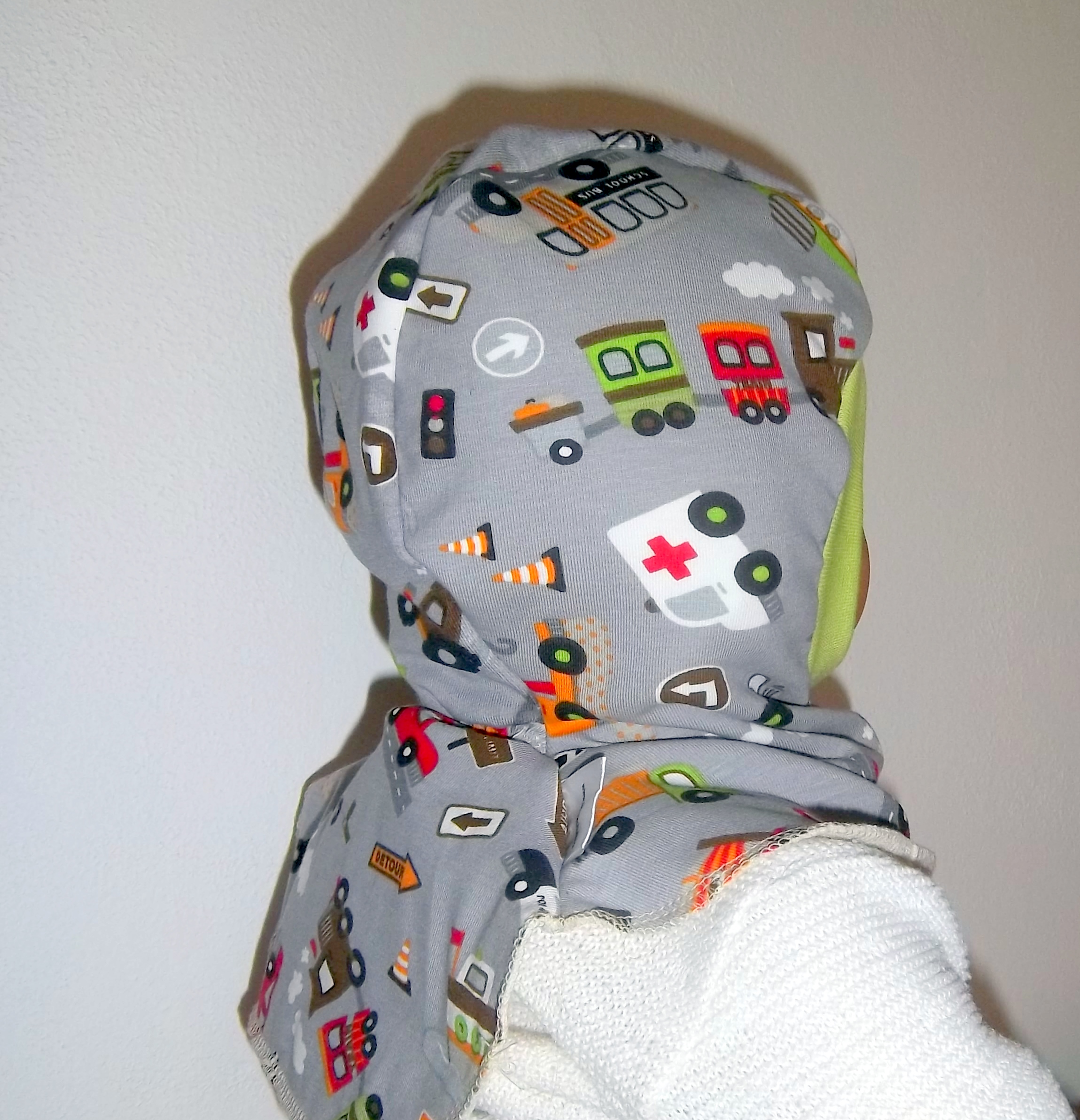 Bavlněná kuklička - stroje šedá; 1,5-3 roky