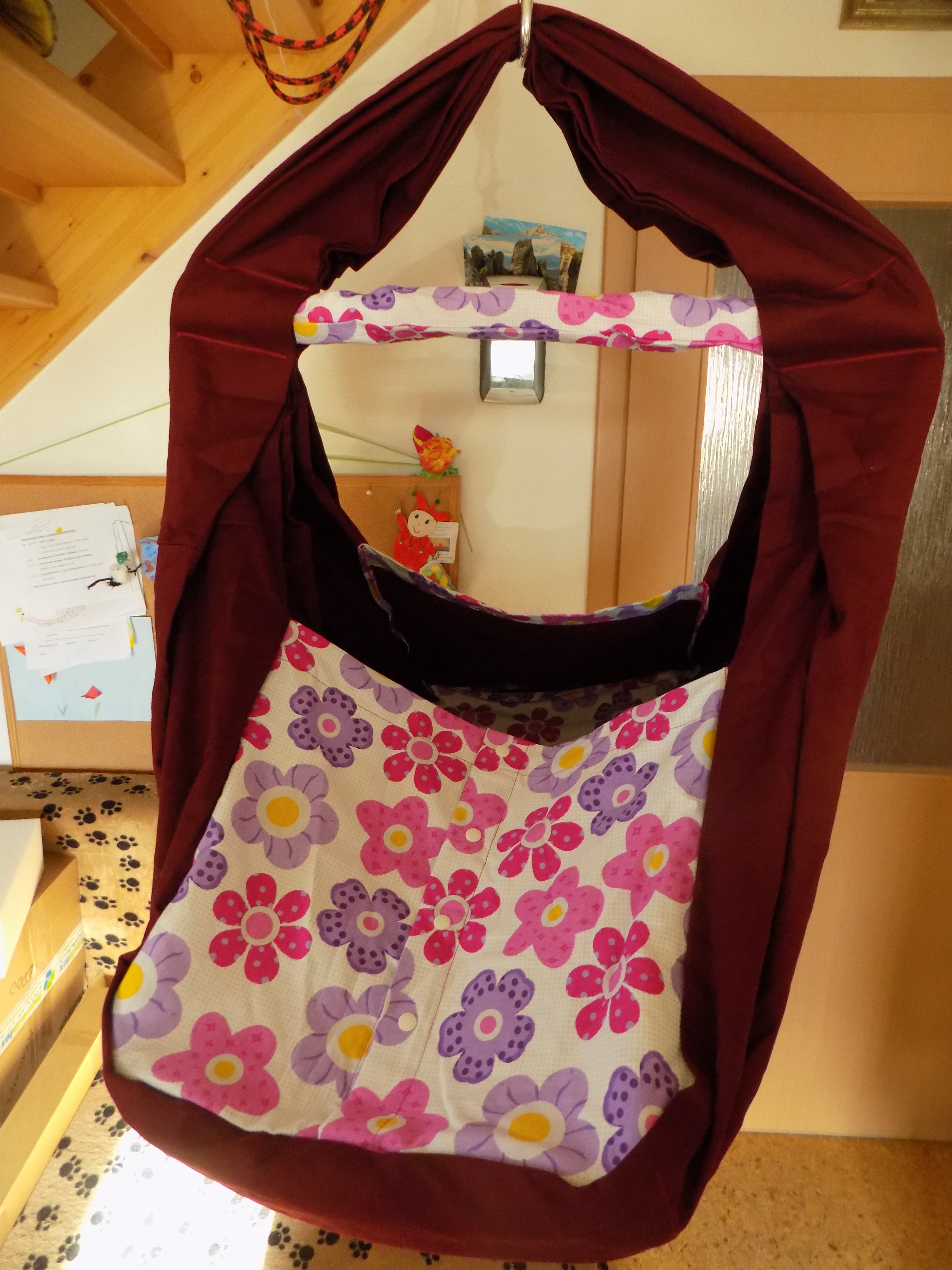 Hačka Tiki-Mechulka pro batolata - uzavíratelná; vínová + fial. kytky