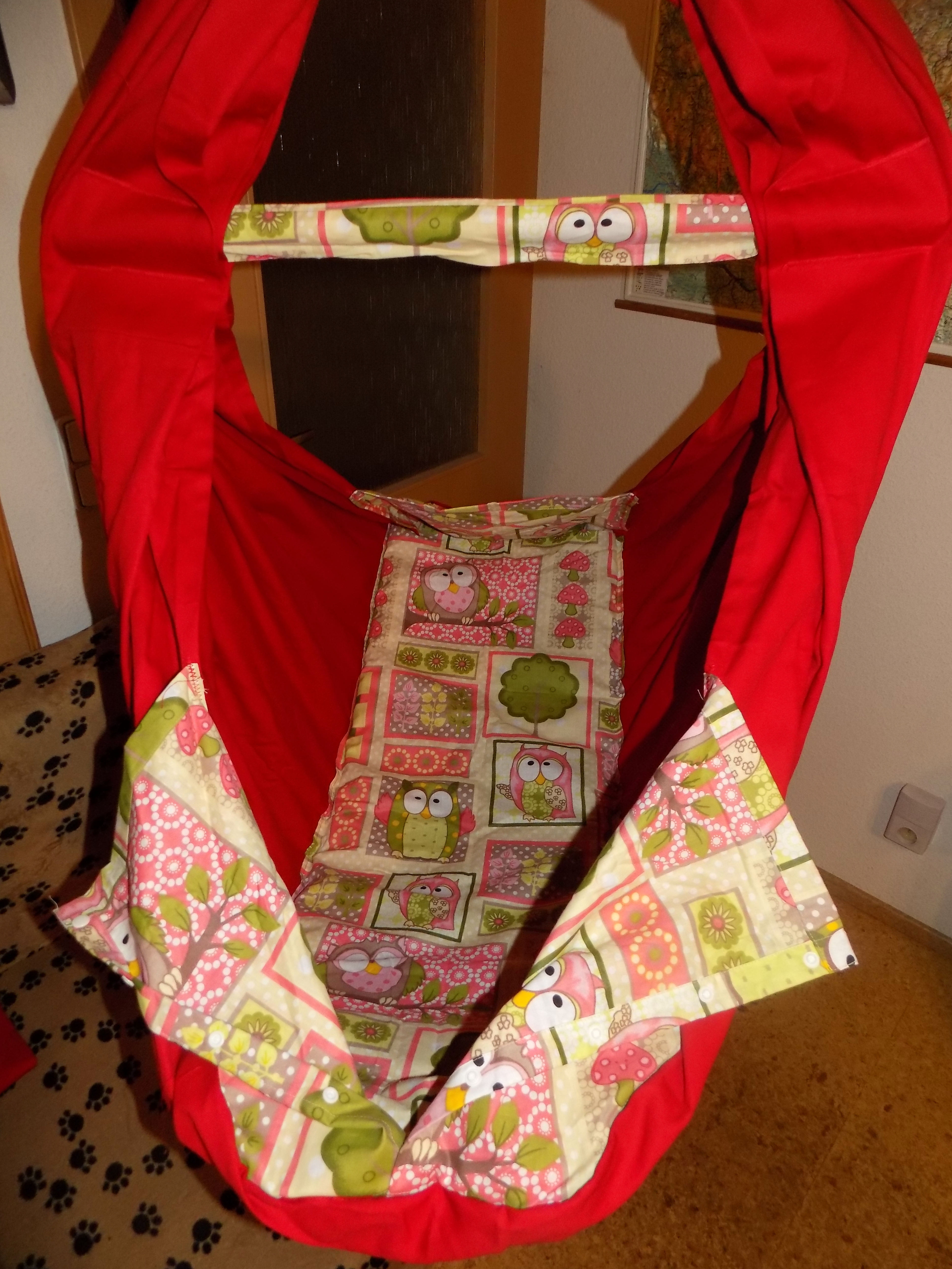 Hačka Tiki-Mechulka pro batolata - uzavíratelná; červená + sovy