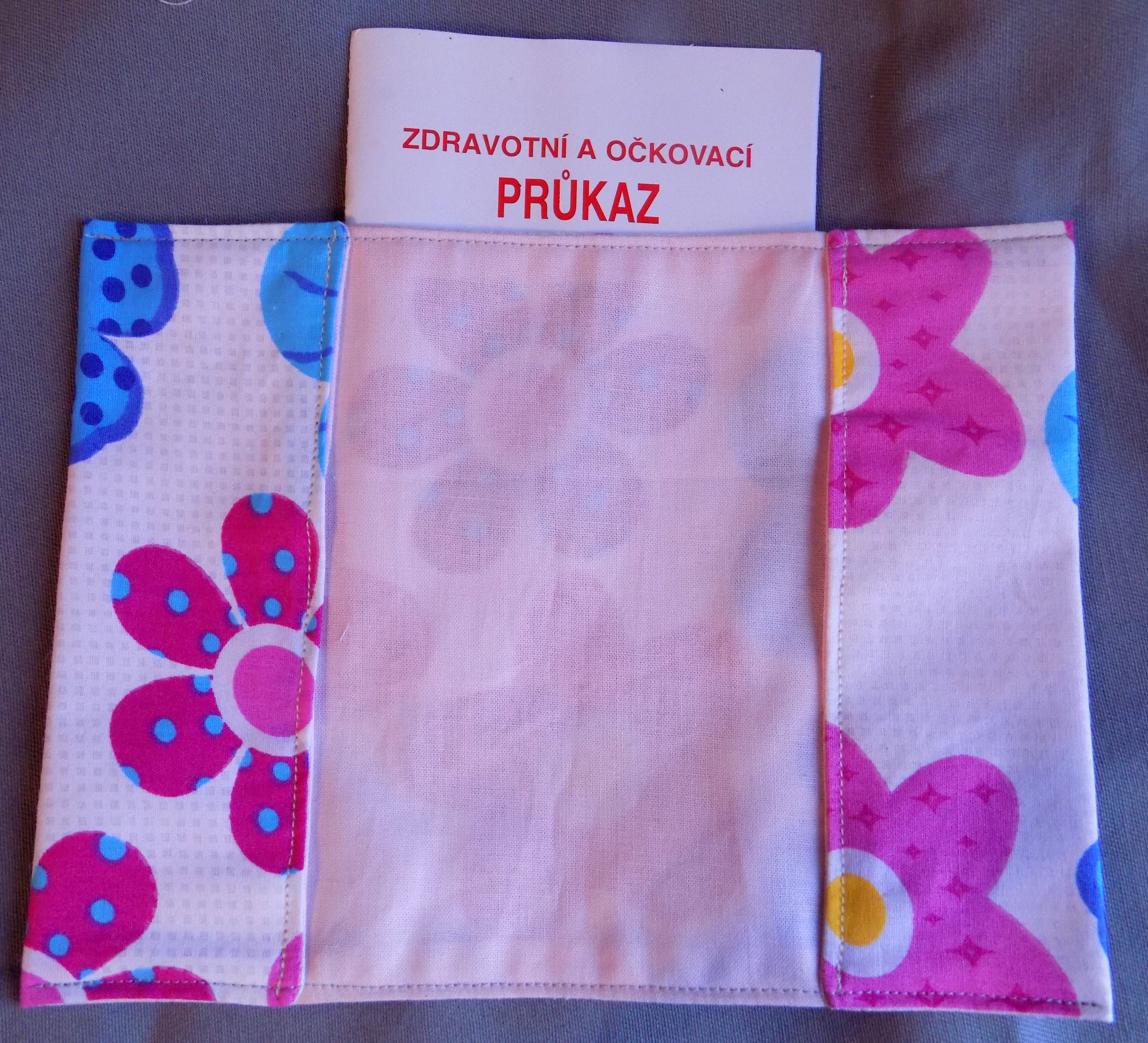 Obal na očkovací průkaz - modré kytky