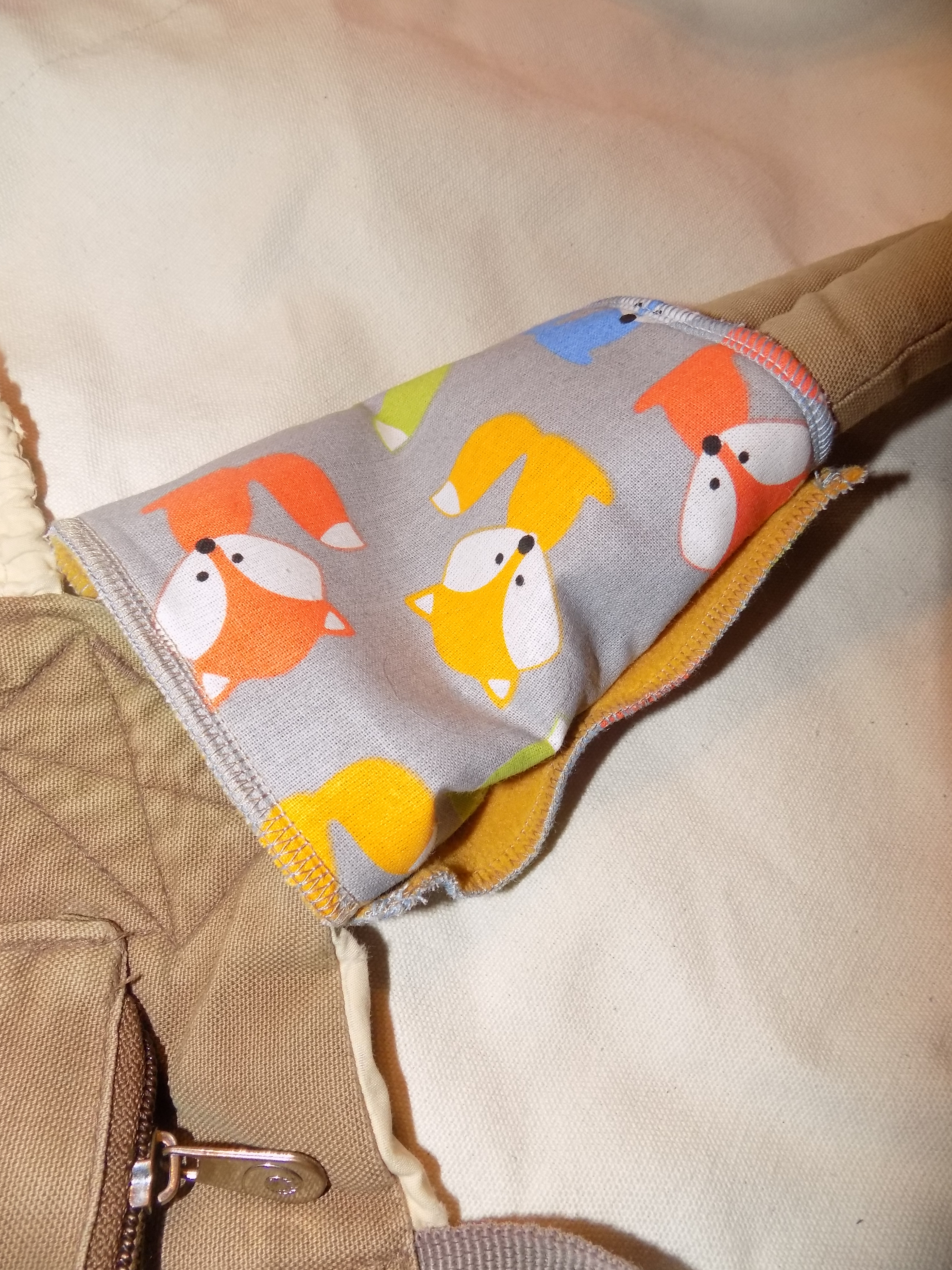 Slintáčky na popruhy nosítka - barevné lišky na šedé