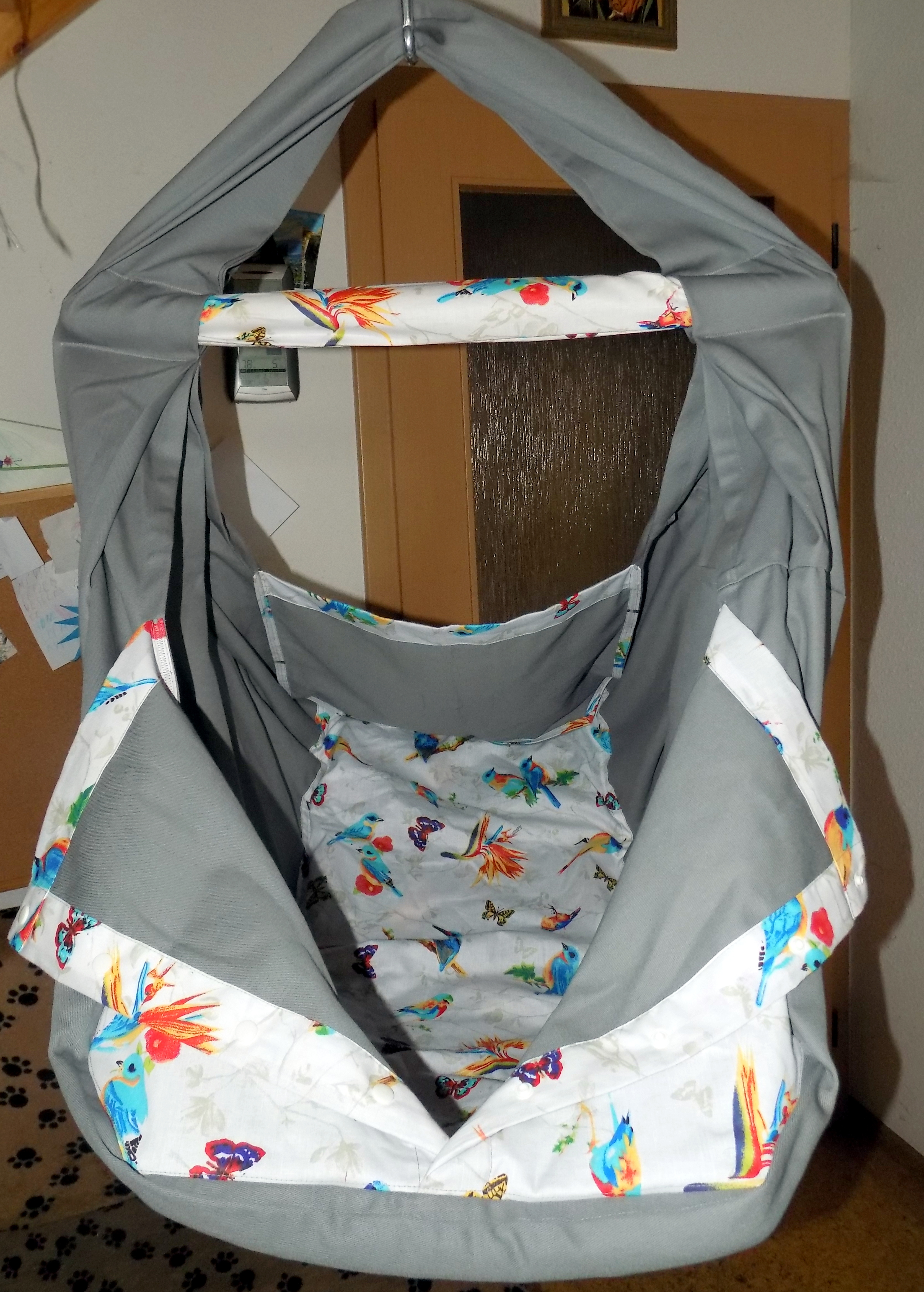 Hačka Tiki-Mechulka (miminko)  - uzavíratelná; šedá + trop. ptactvo