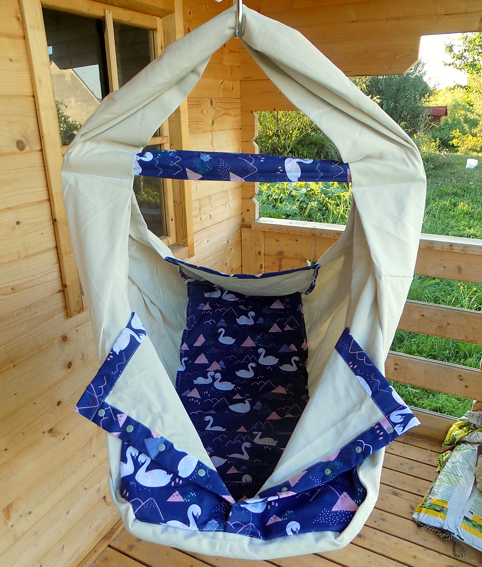 Hačka Tiki-Mechulka pro batolata - nosnější, uzavíratelná; režná + labutě