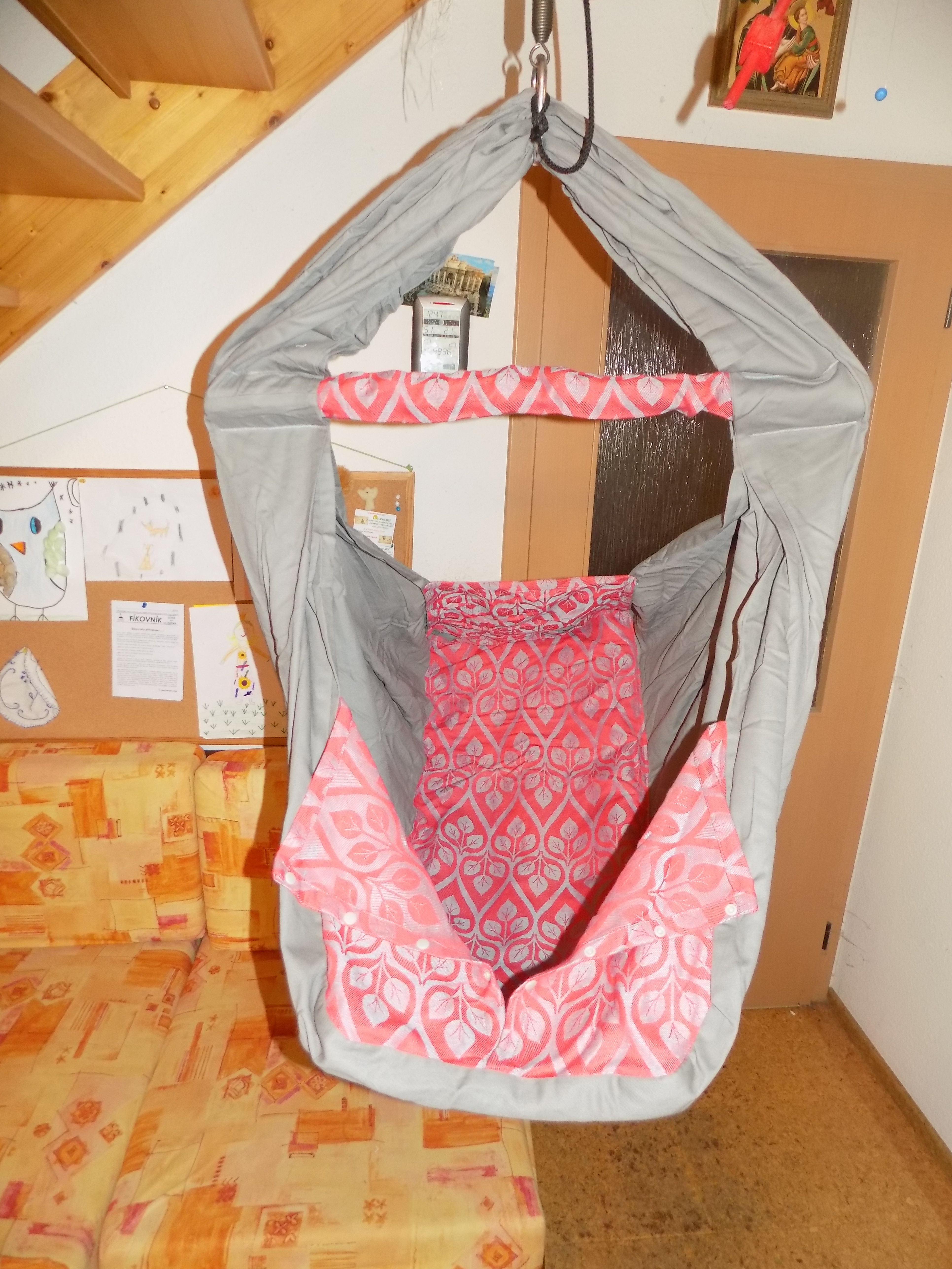 Hačka Tiki-Mechulka pro batolata - uzavíratelná; šedá + šátek