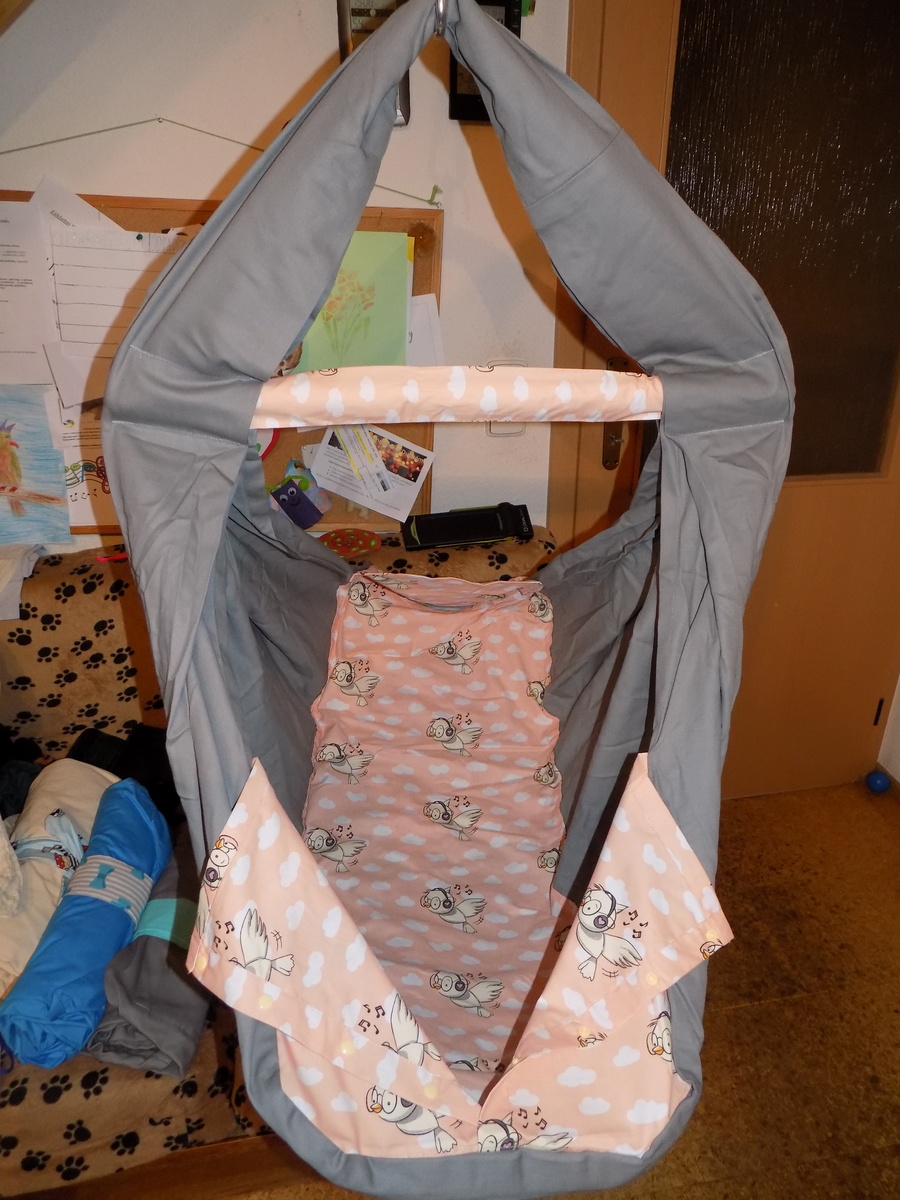 Hačka Tiki-Mechulka pro batolata - uzavíratelná; šedá + ptáčci na meruňce