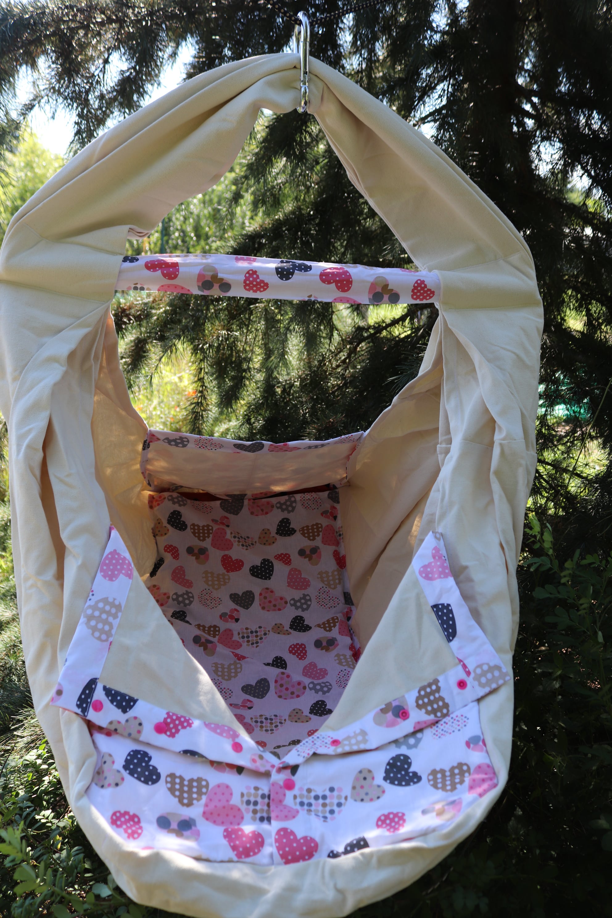 Hačka Tiki-Mechulka XXL - nosnější, uzavíratelná; srdce na smetanové