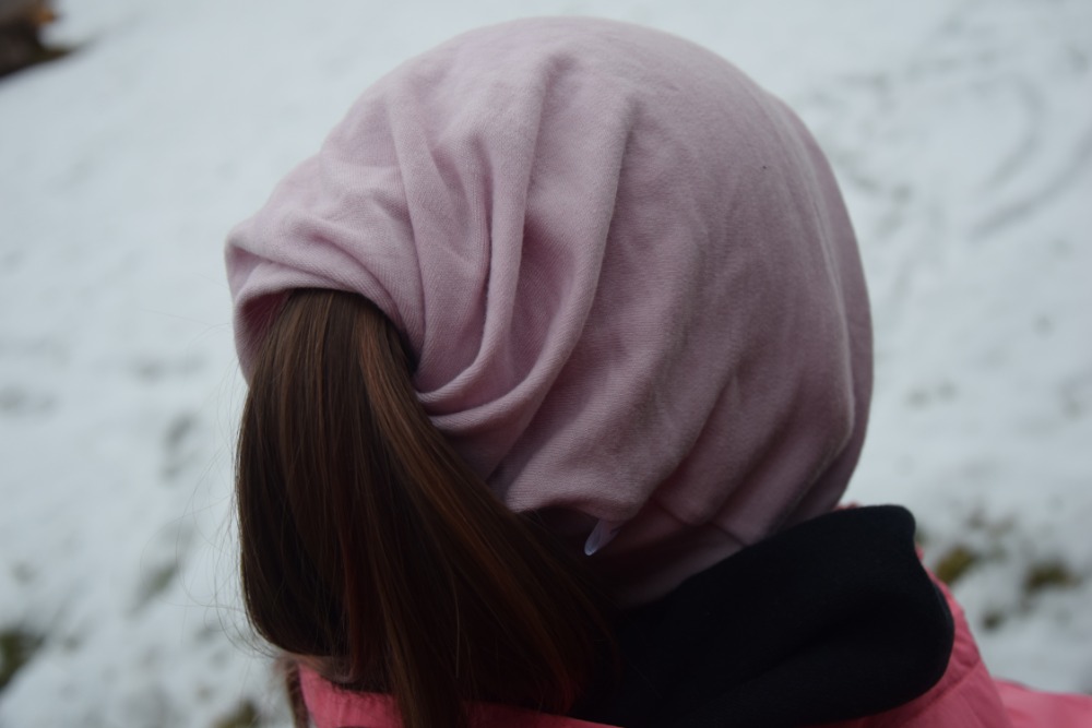 Merino oboustranná čepice s dírou na culík -sv. růžová