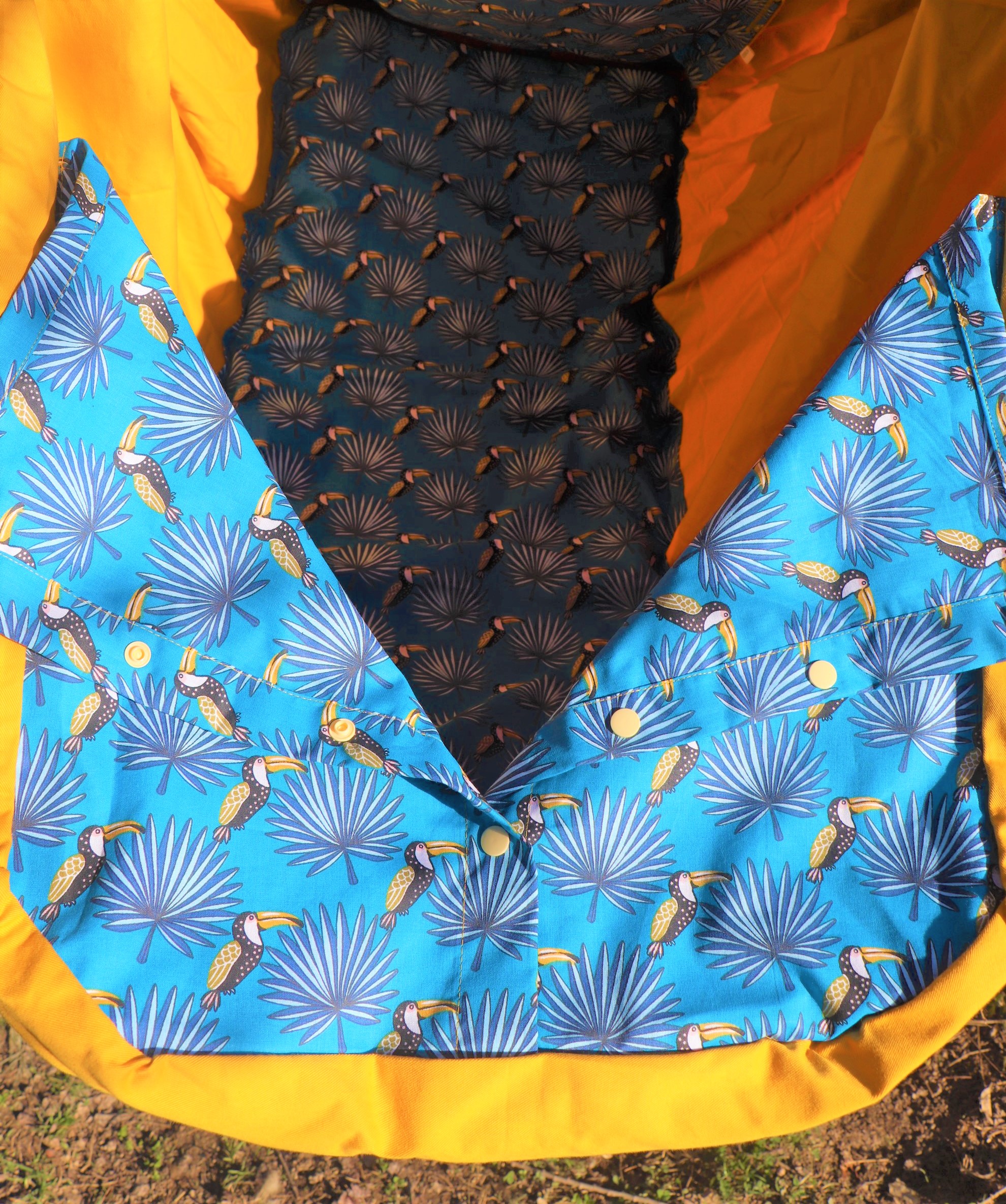 Hačka Tiki-Mechulka pro batolata - uzavíratelná; hořčice + tukani