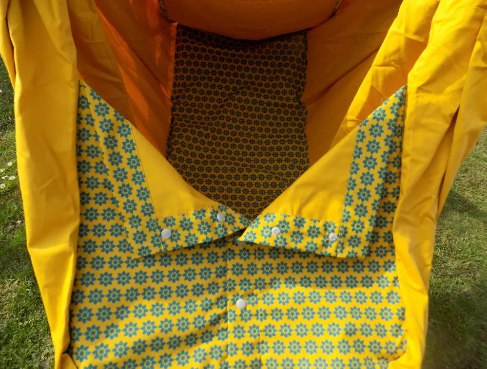 Hačka Tiki-Mechulka pro batolata - uzavíratelná; hořčice + kvítky