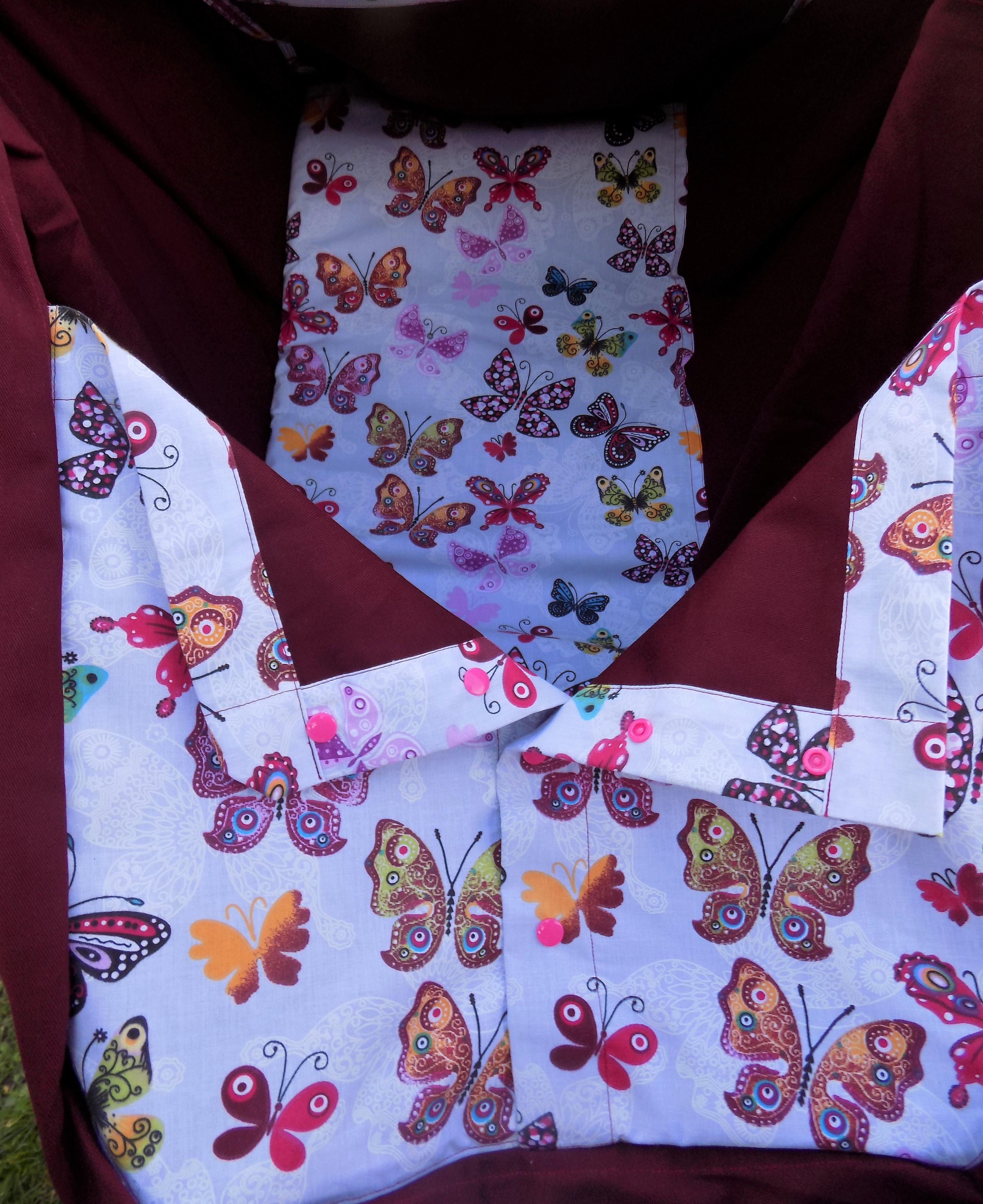 Hačka Tiki-Mechulka (miminko)  - uzavíratelná; vínová + motýli na bílé