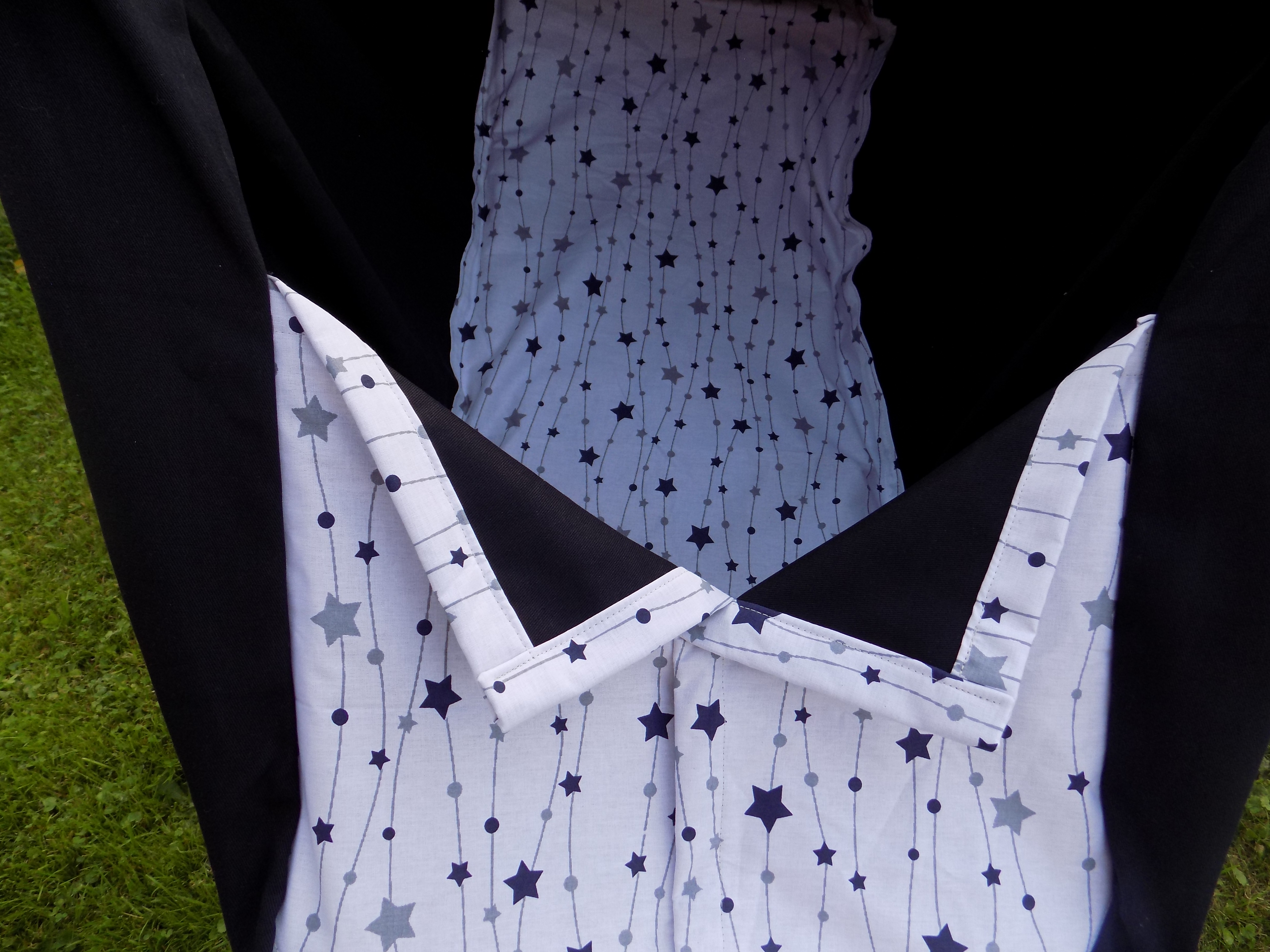 Hačka Tiki-Mechulka (miminko)  - uzavíratelná; černá + hězdy na šňůrce