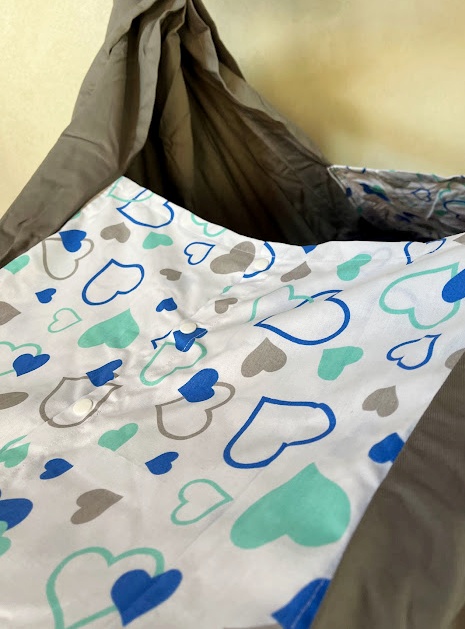 Hačka Tiki-Mechulka pro miminko  - uzavíratelná; srdíčka na šedé