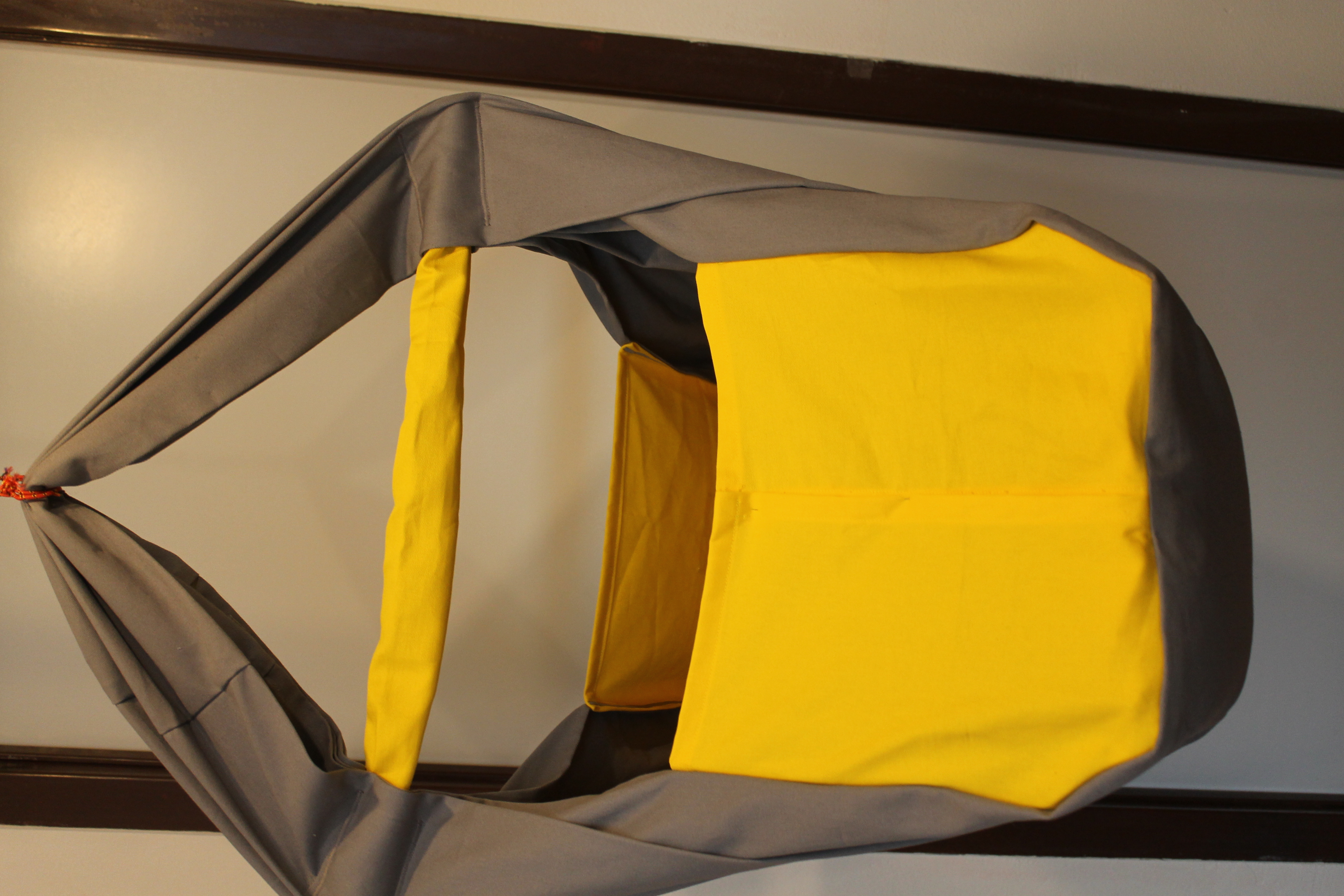 Hačka Tiki-Mechulka (miminko)  - uzavíratelná; žluto-šedá