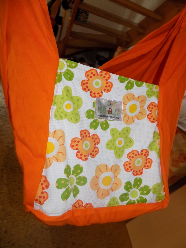 Hačka Tiki-Mechulka (miminko)  - uzavíratelná; oranžová s kytkami