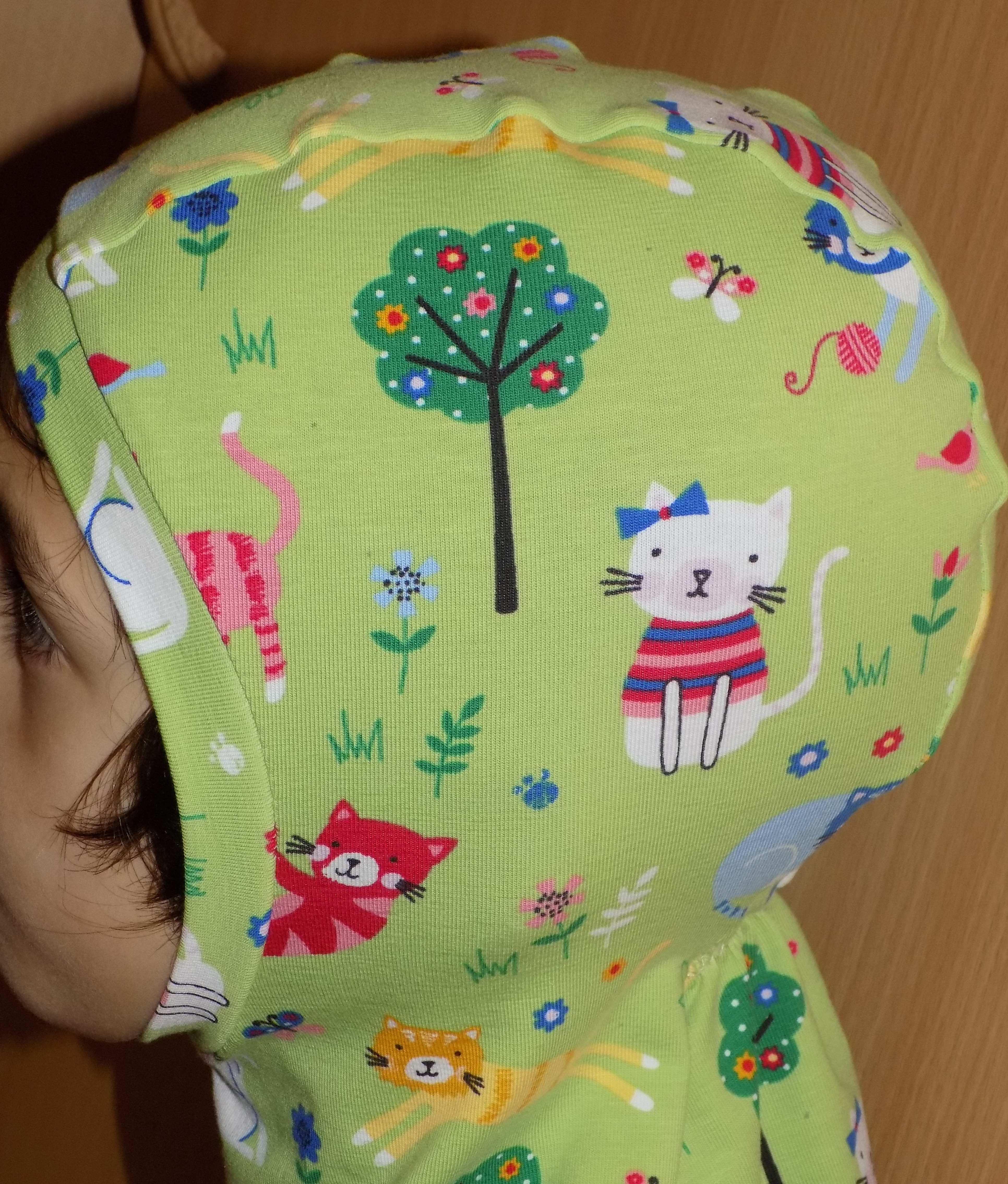 Merino kuklička dvouvrstvá - kočky na zelené, 3-6 let