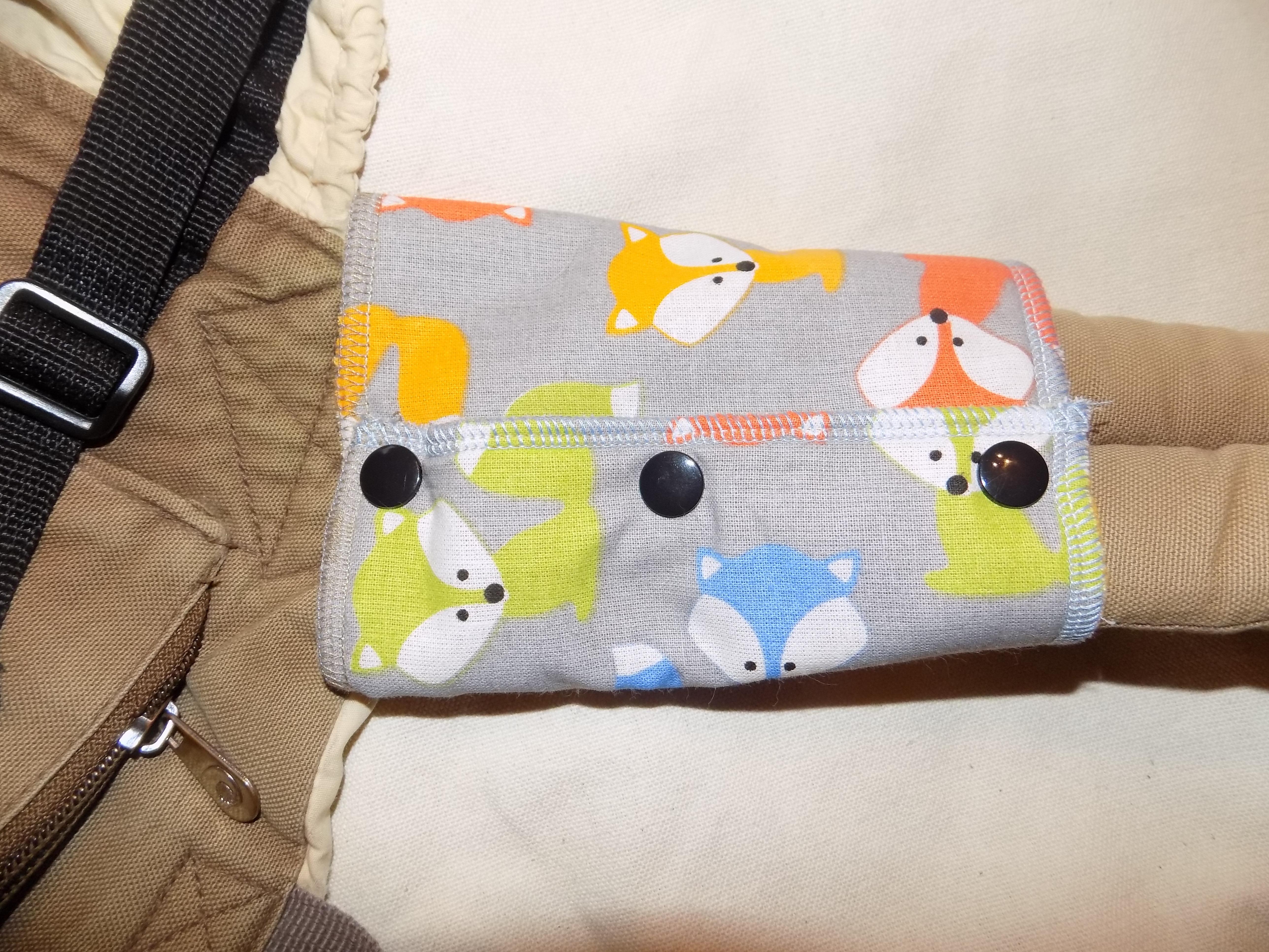 Slintáčky na popruhy nosítka - barevné lišky na šedé