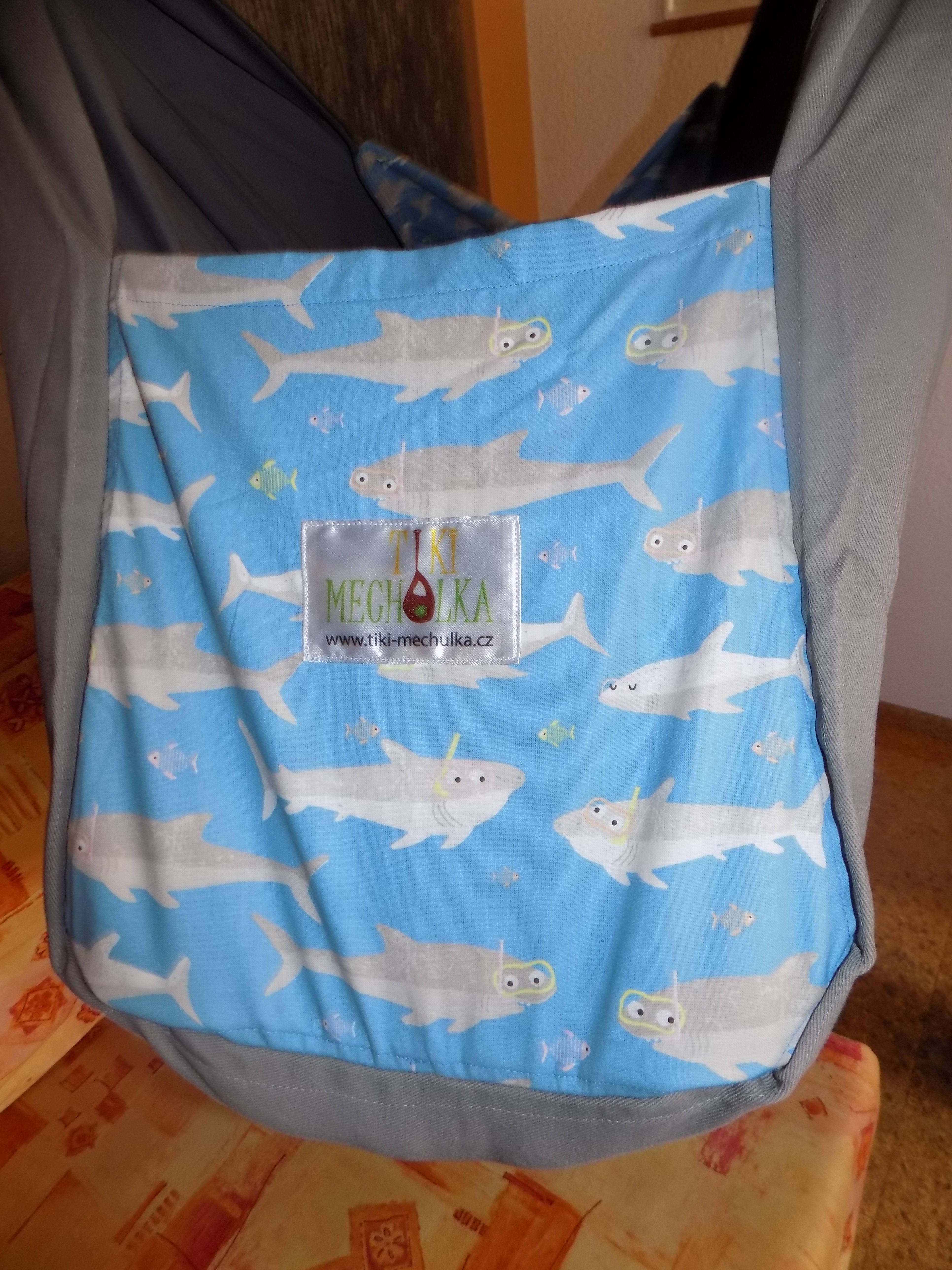 Hačka Tiki-Mechulka pro batolata - uzavíratelná; šedá + žraloci