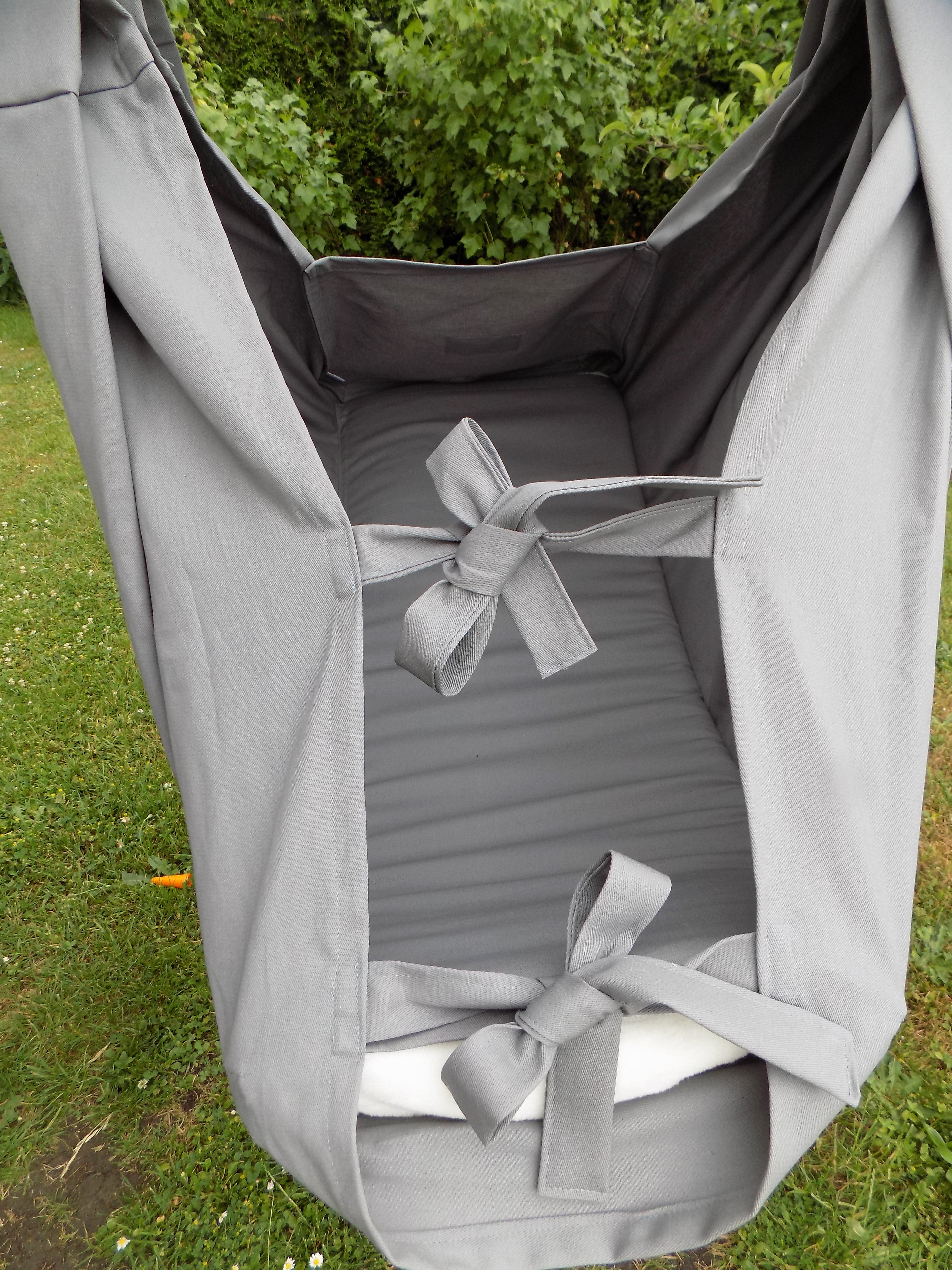 Hačka Tiki-Mechulka pro batolata  - tkanice; šedá světlá