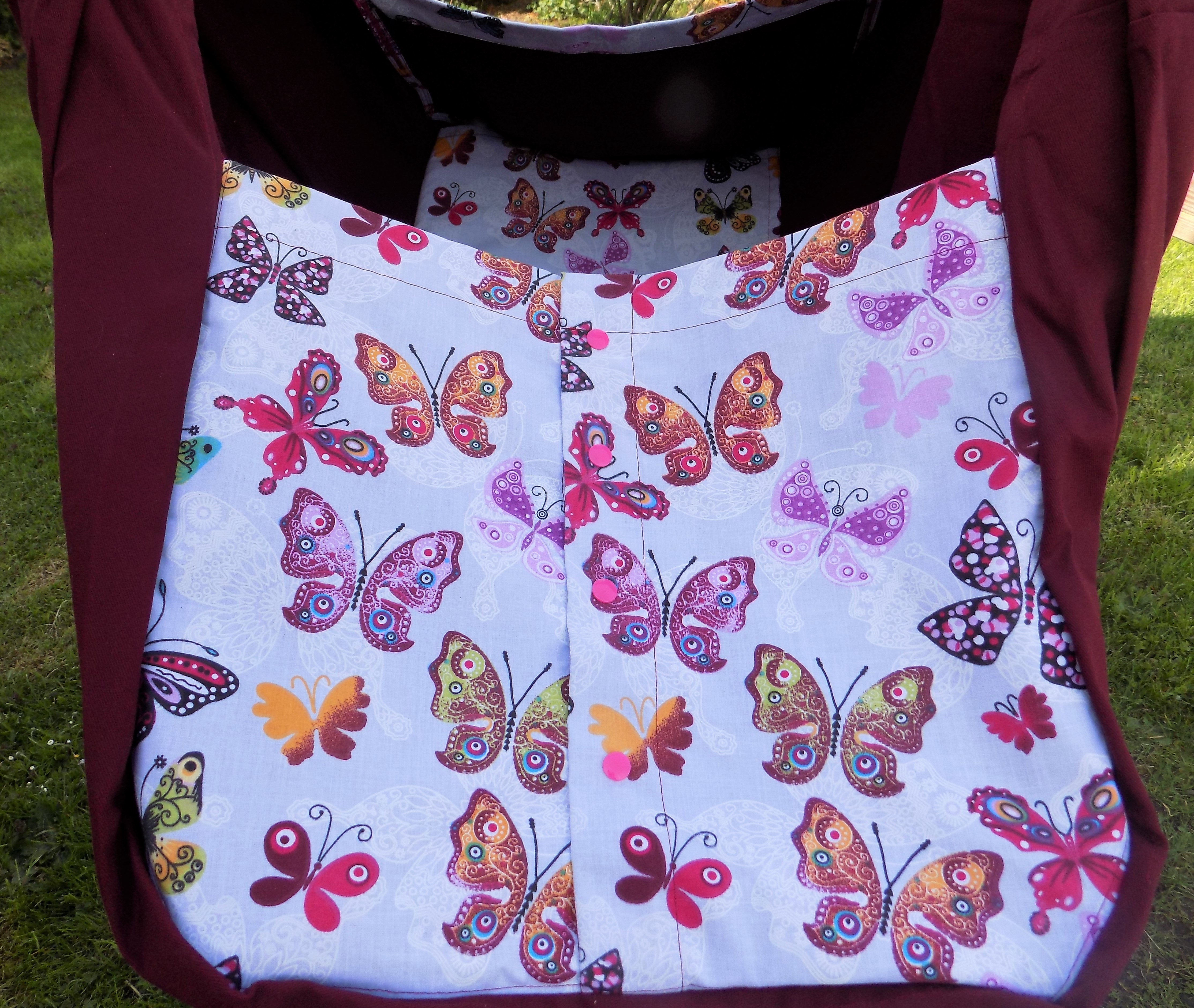 Hačka Tiki-Mechulka (miminko)  - uzavíratelná; vínová + motýli na bílé