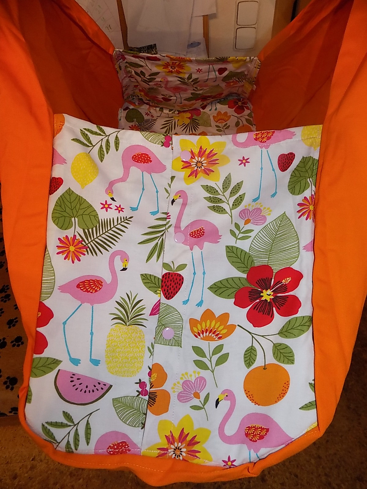 Hačka Tiki-Mechulka pro batolata - uzavíratelná; oranžová + plameňáci