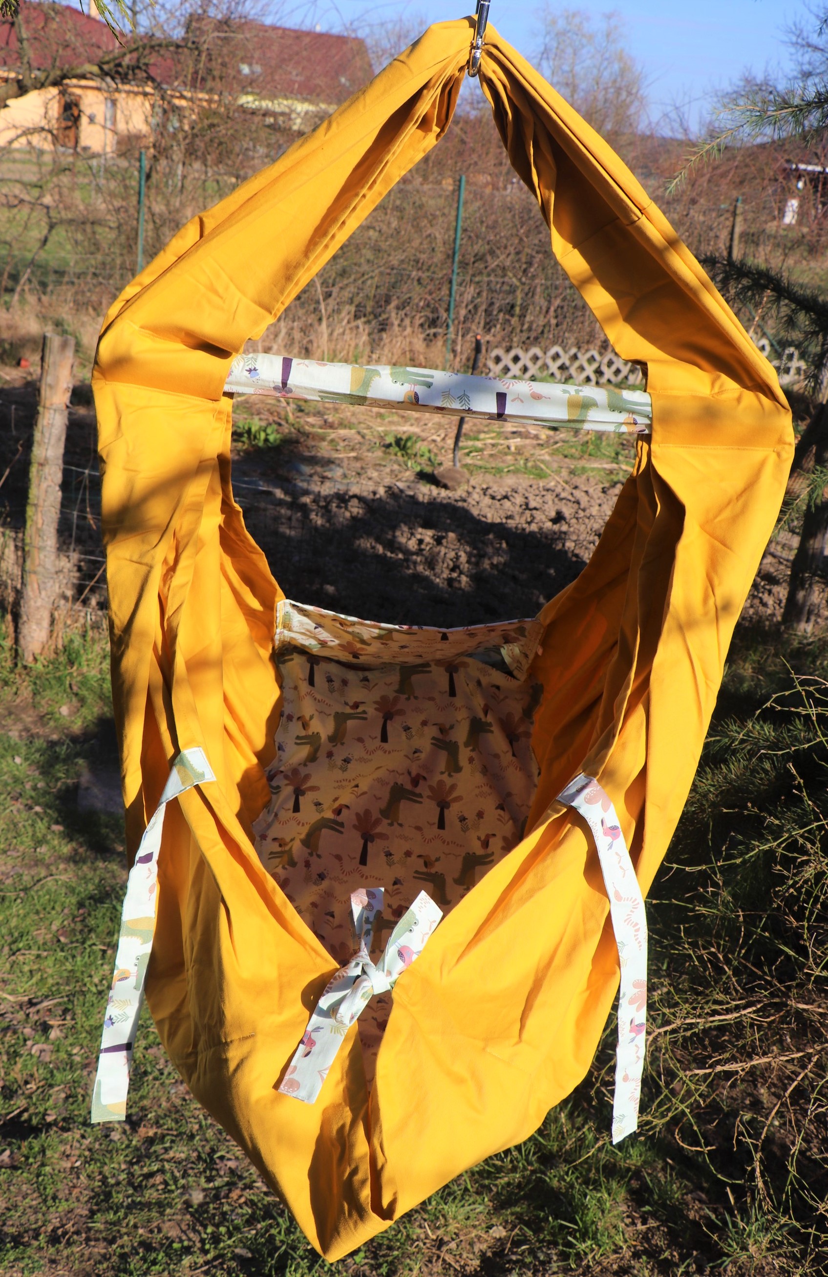 Hačka Tiki-Mechulka pro batolata - do 25 kg, tkanice, se vzorem, NA PŘÁNÍ