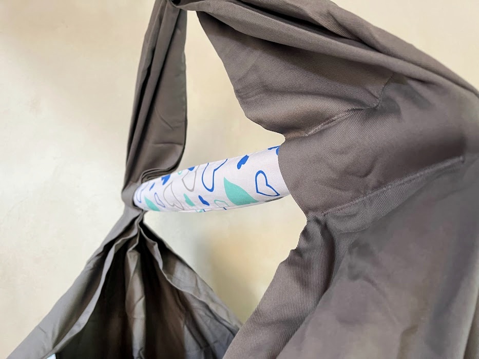 Hačka Tiki-Mechulka pro miminko  - uzavíratelná; srdíčka na šedé