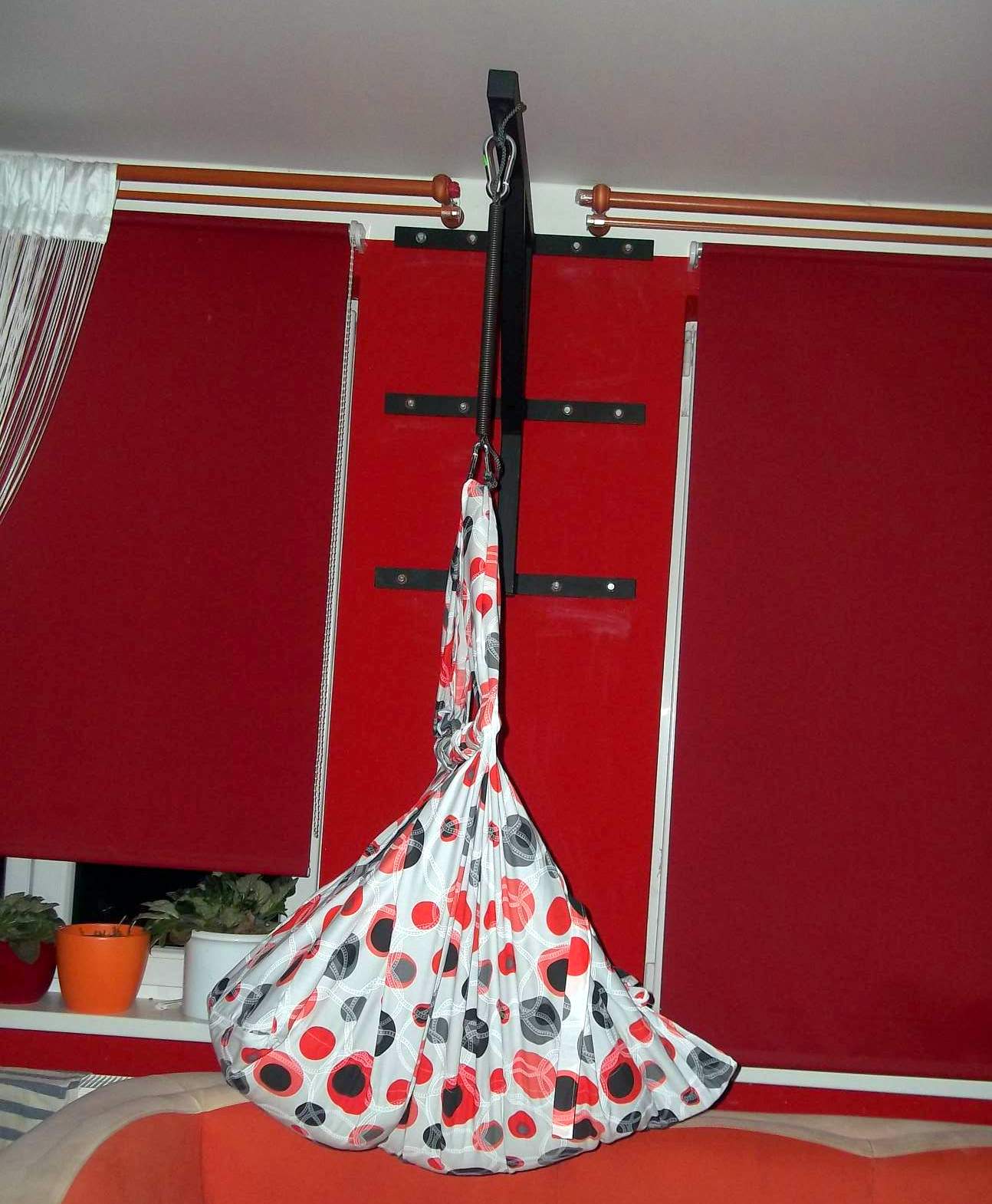 Nástěnný závěs na hačku