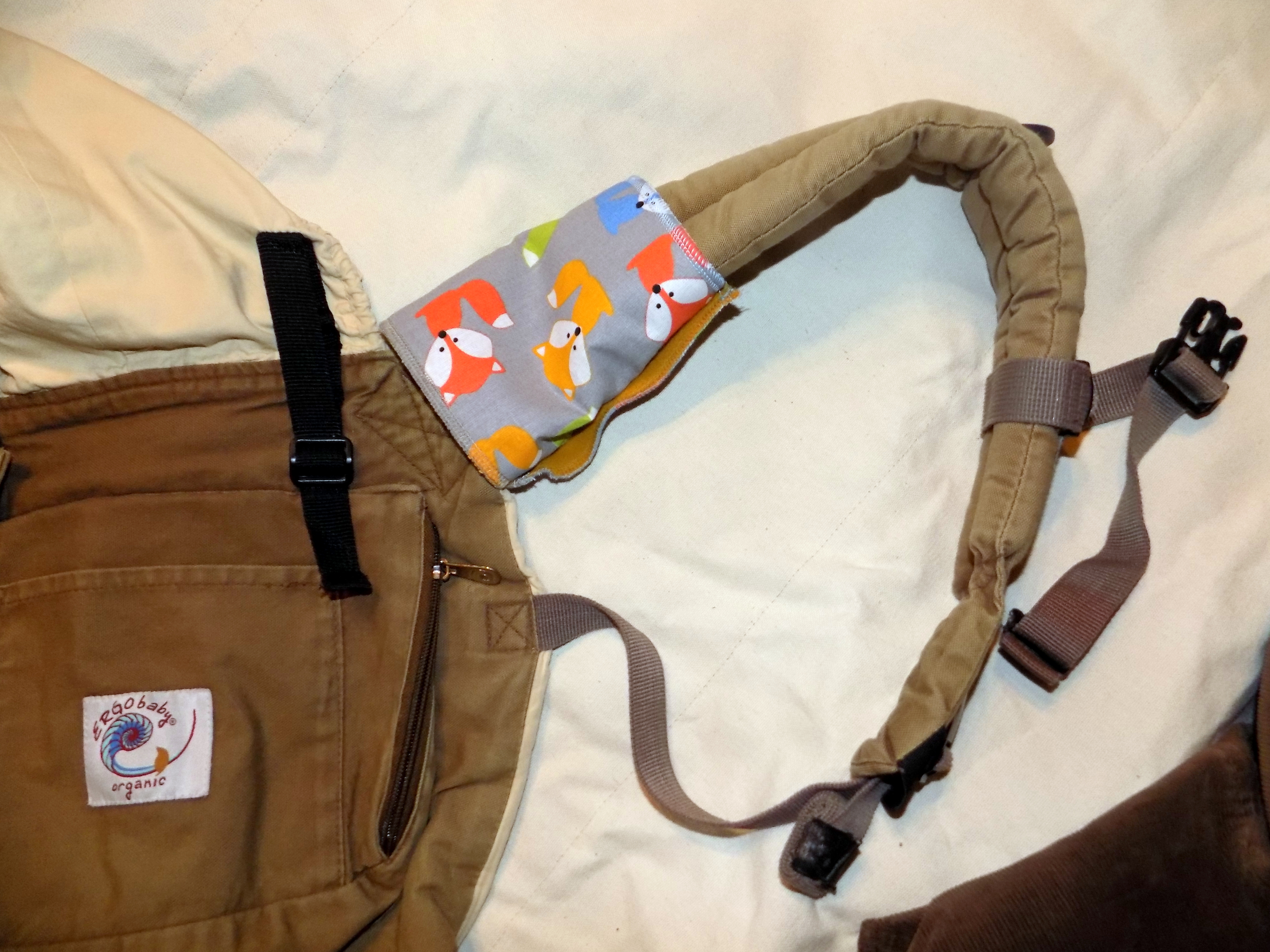 Slintáčky na popruhy nosítka - barevné lišky na šedé