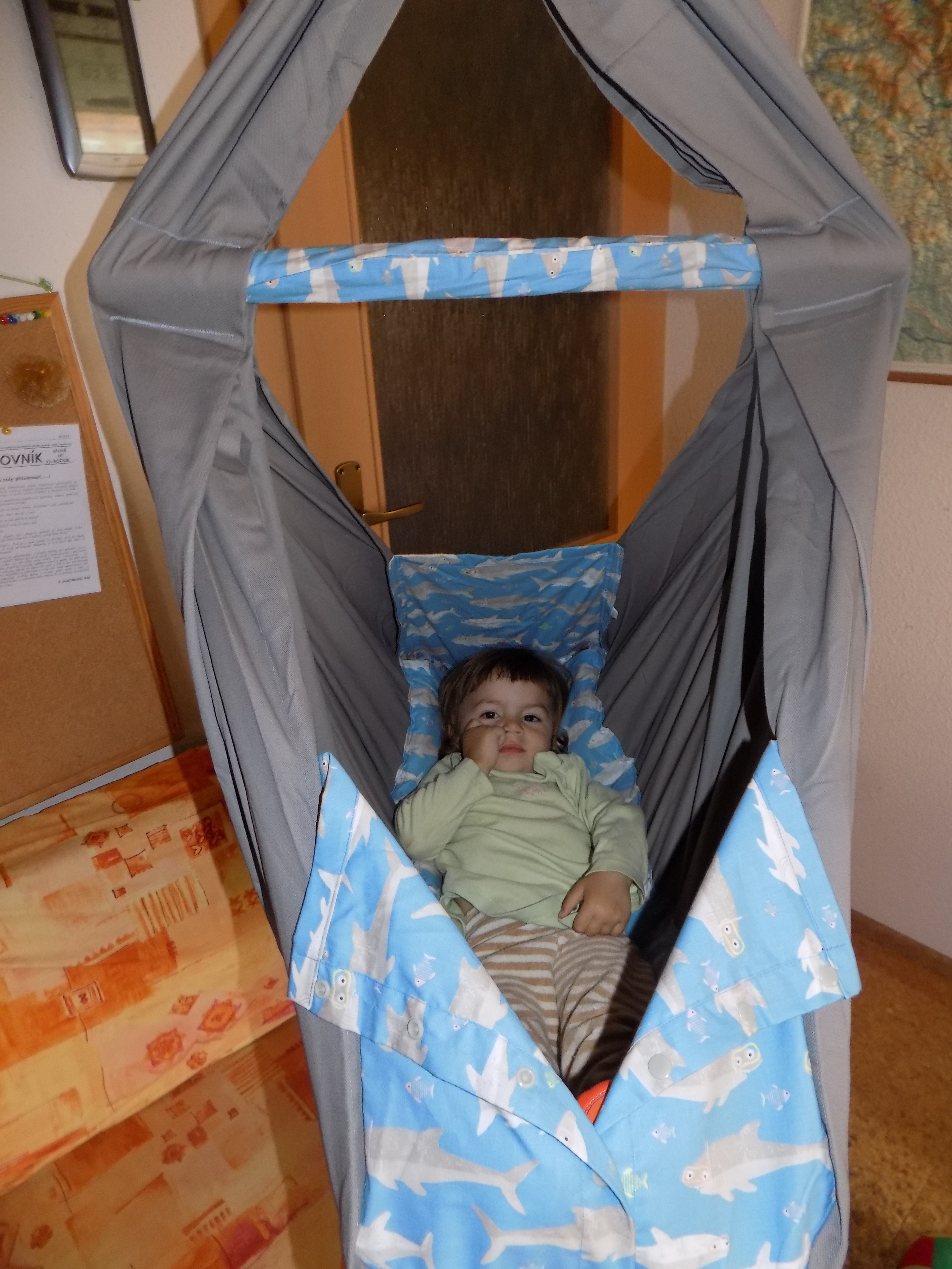 Hačka Tiki-Mechulka pro batolata - uzavíratelná; šedá + žraloci