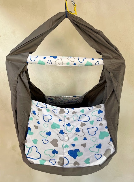 Hačka Tiki-Mechulka pro miminko  - uzavíratelná; srdíčka na šedé