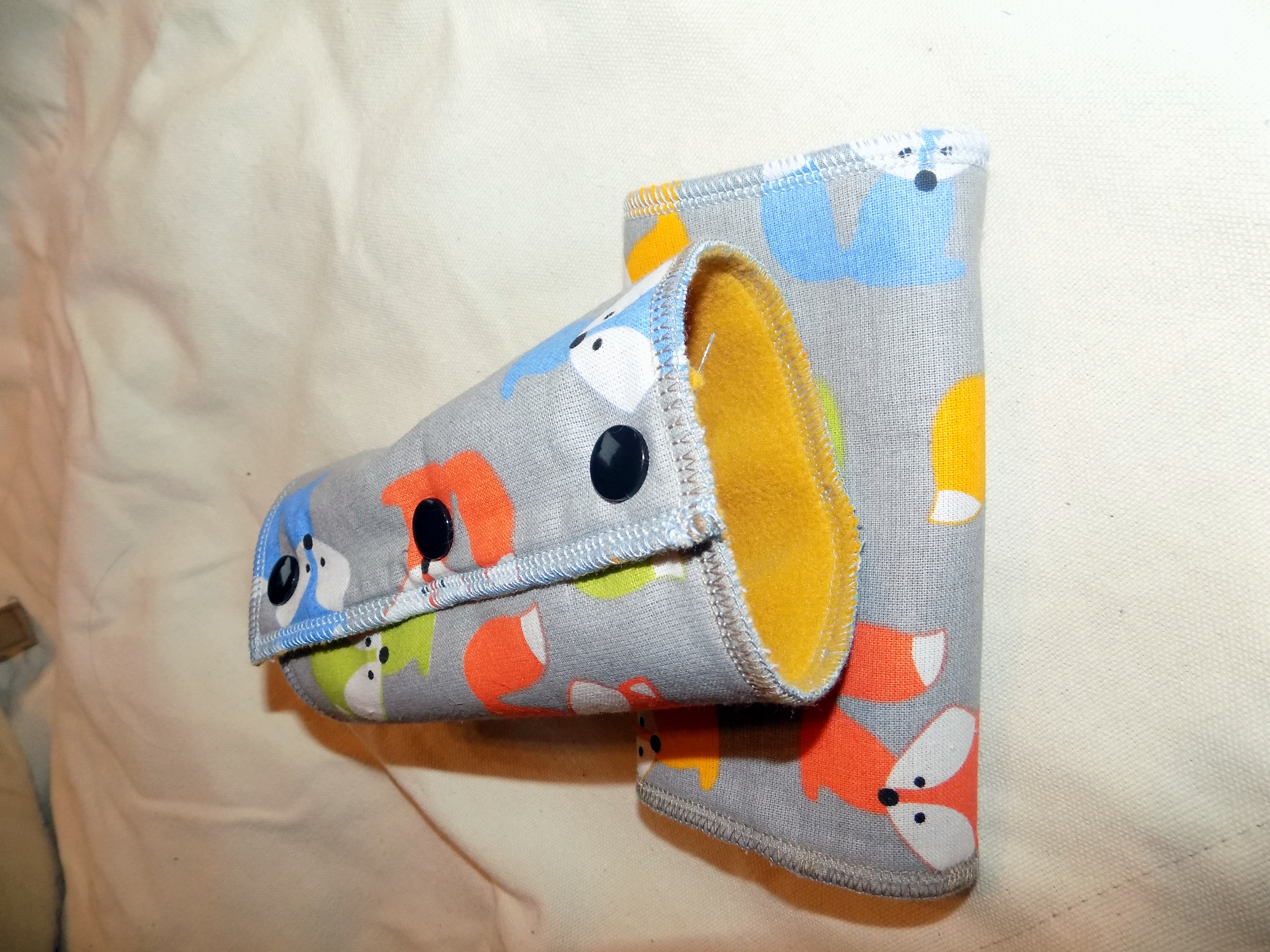 Slintáčky na popruhy nosítka - barevné lišky na šedé