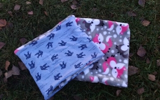 dětský nákrčník dvojitý  - vlaštovky+ lišky na šedé 